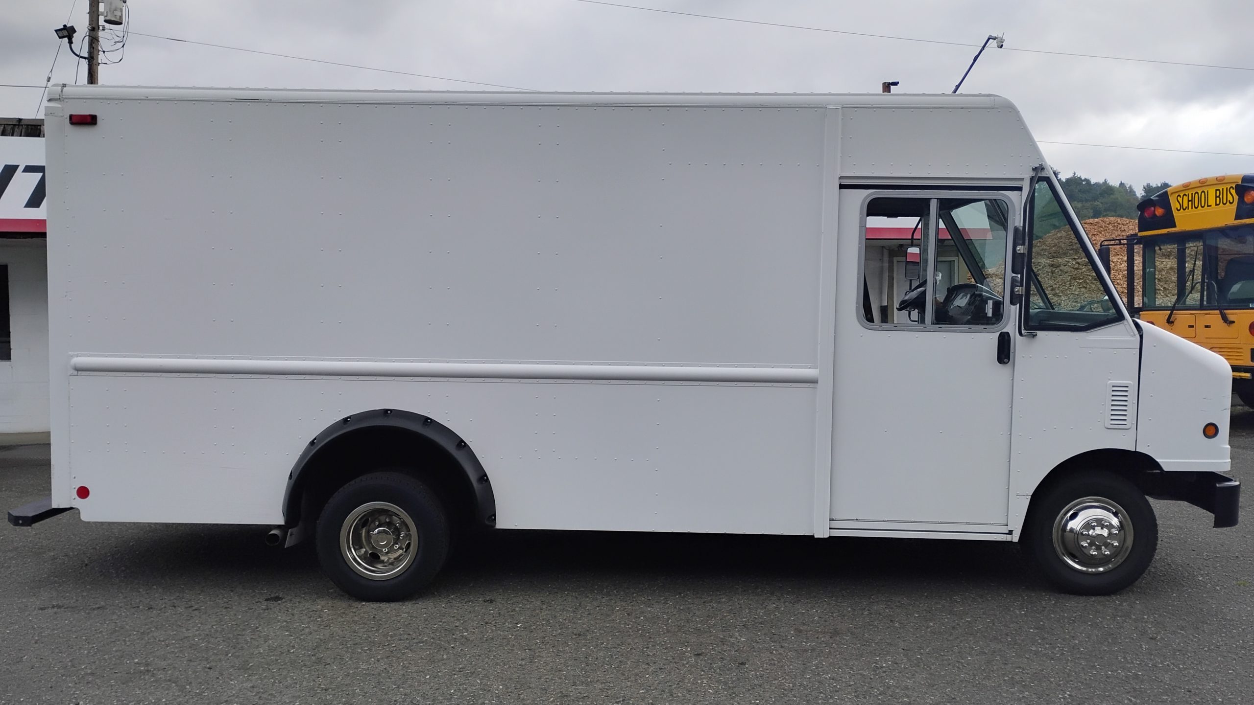 2011 Ford E-450 2011 Ford E-450 - image 2 of 6