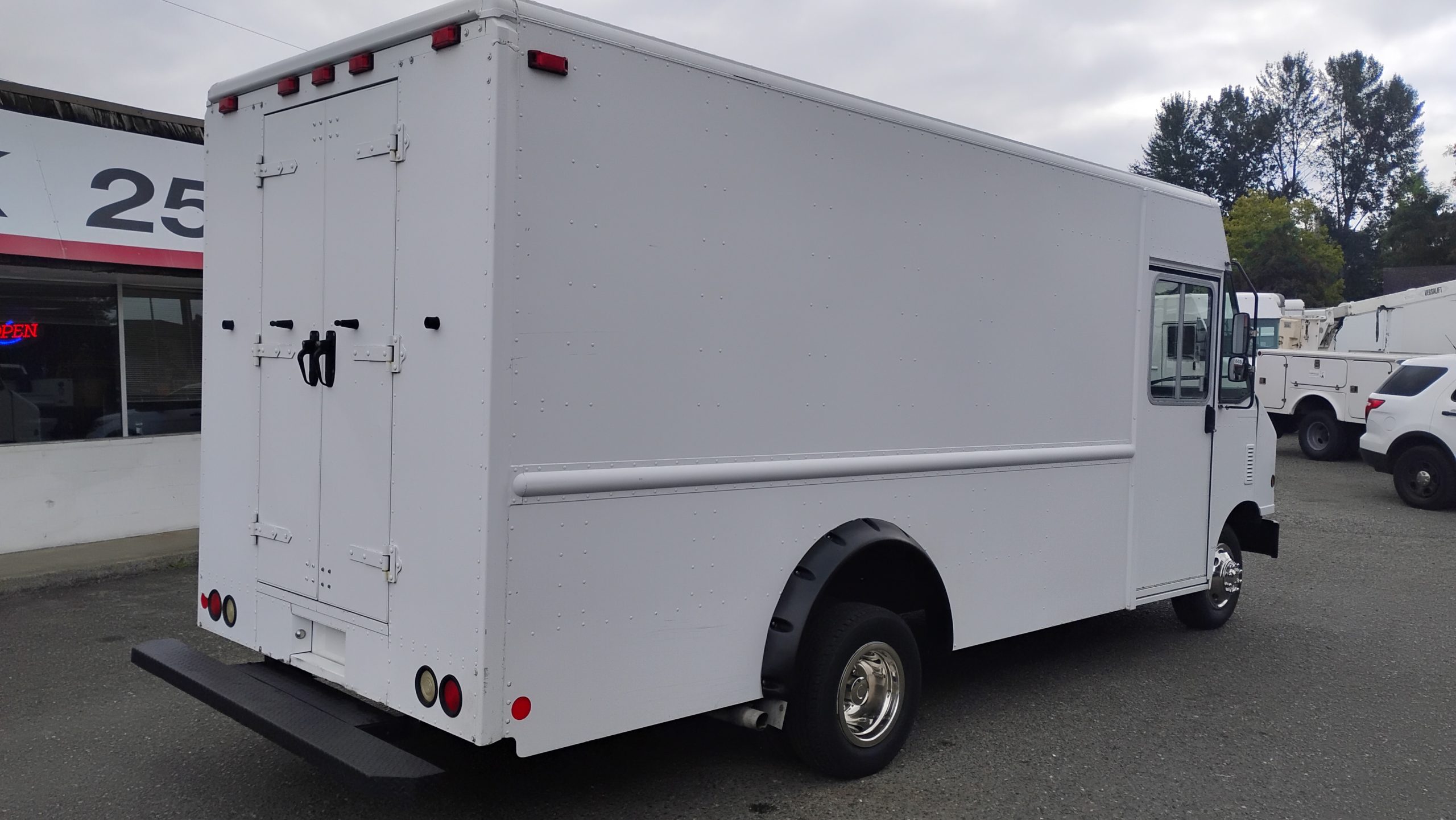 2011 Ford E-450 2011 Ford E-450 - image 3 of 6