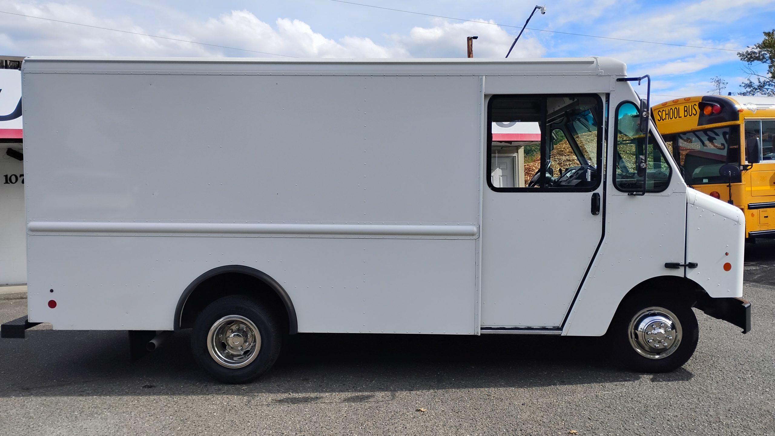 2016 Ford E-350 2016 Ford E-350 - image 2 of 6