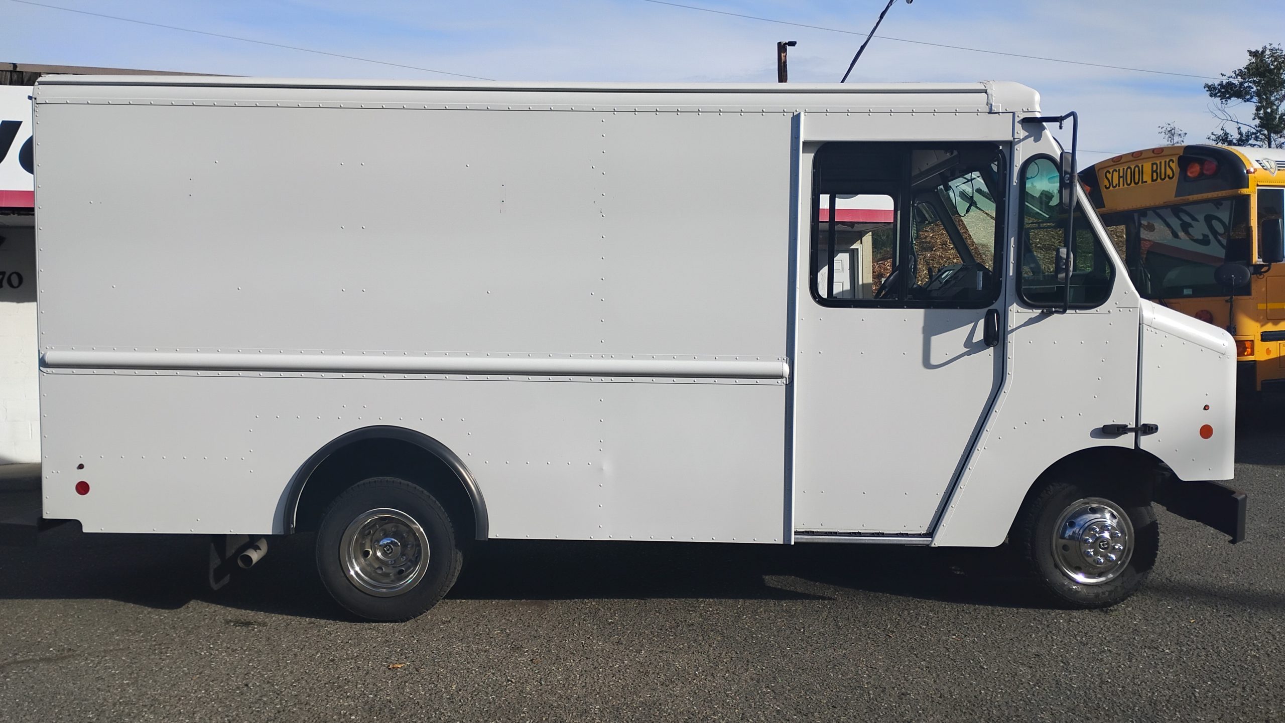 2016 Ford E-350 - image 2 of 6