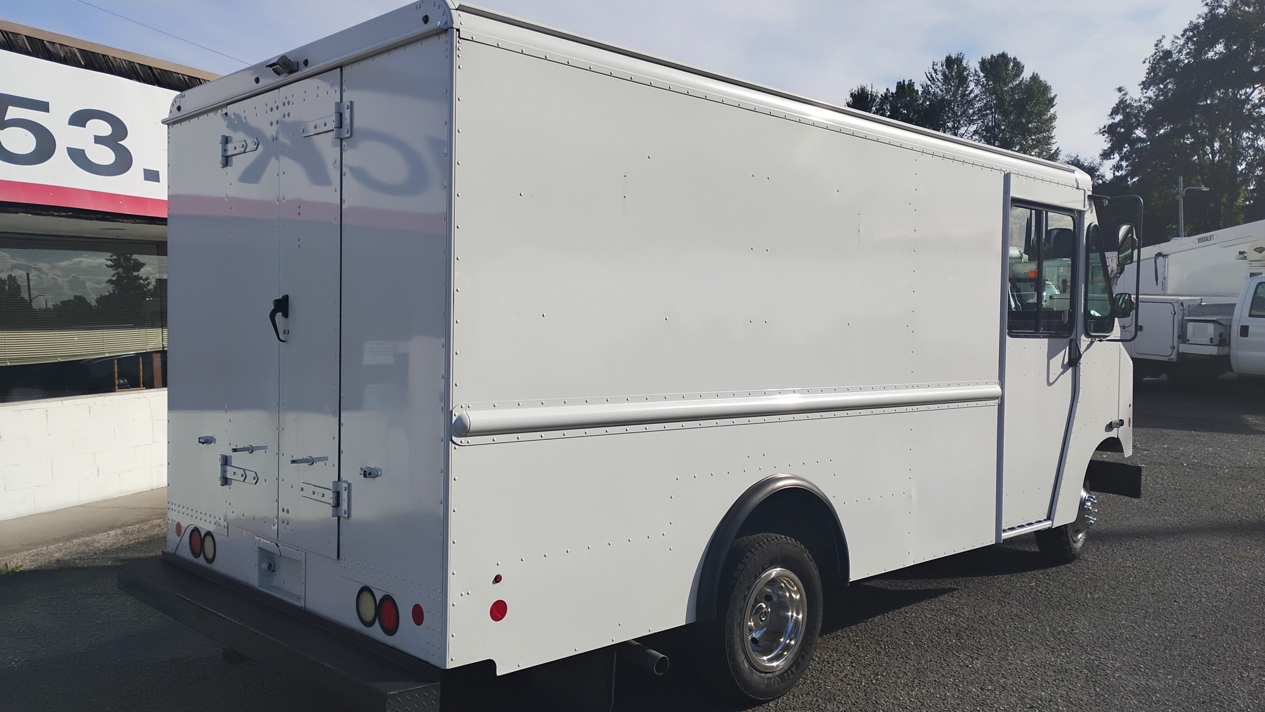 2016 Ford E-350 - image 3 of 6