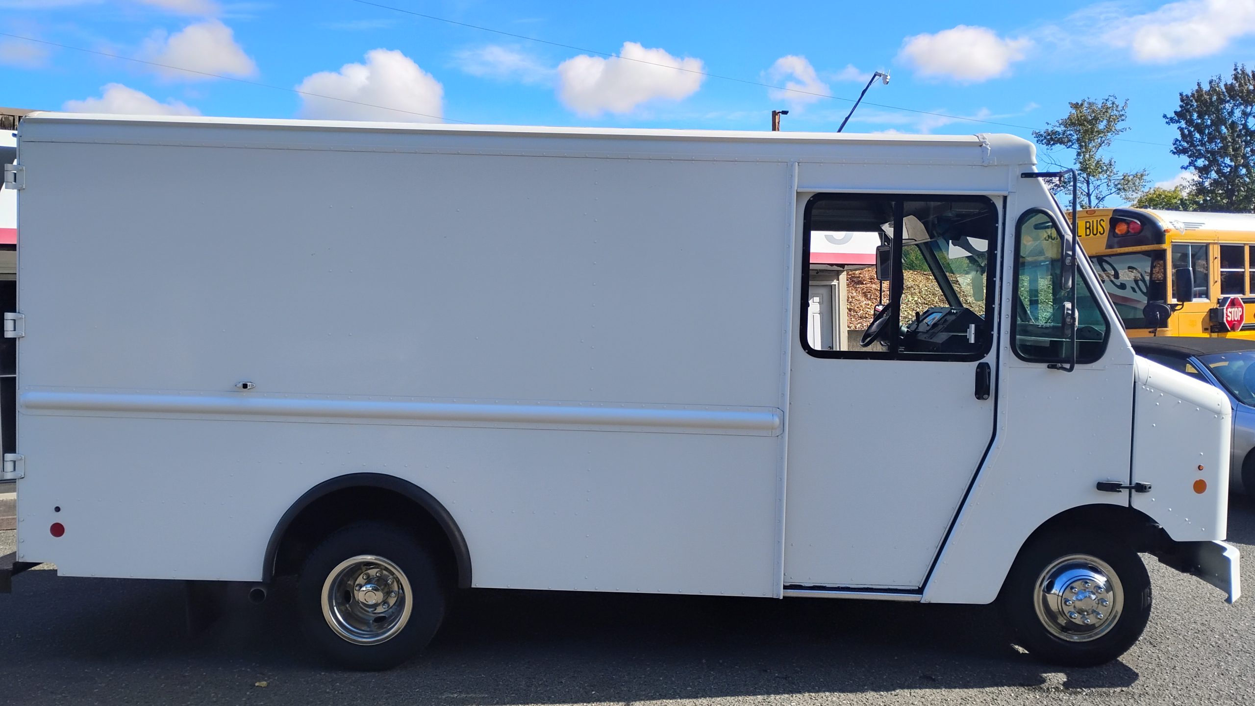 2016 Ford E-350 Stepvan - image 2 of 6