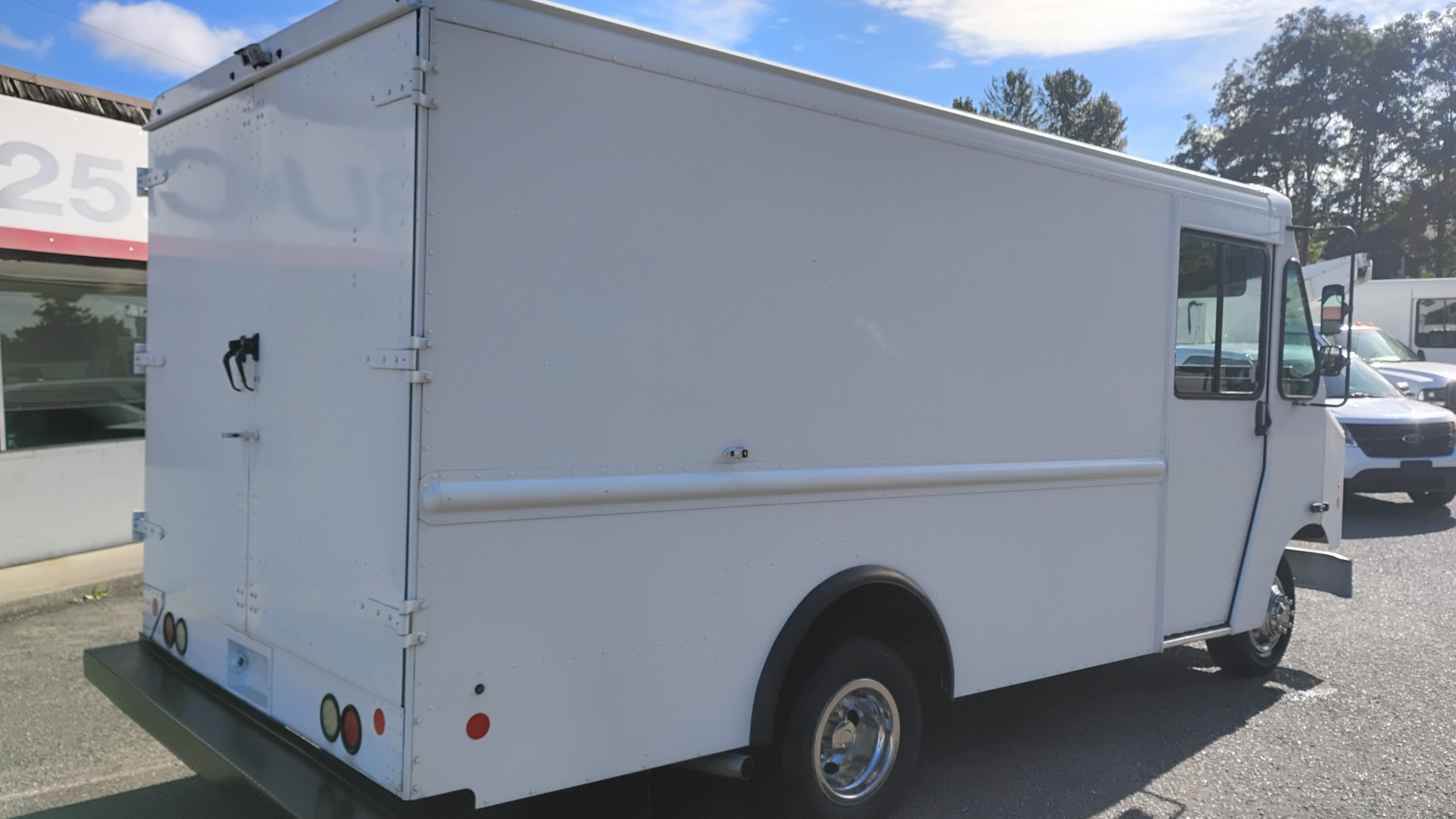 2016 Ford E-350 Stepvan - image 3 of 6