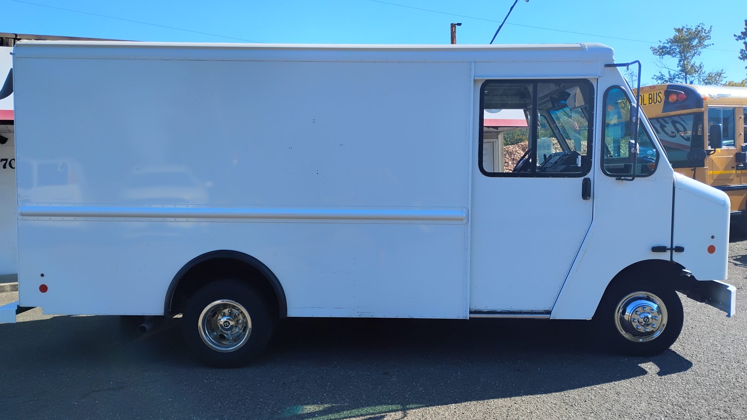 2016 Ford E-350 - image 2 of 6