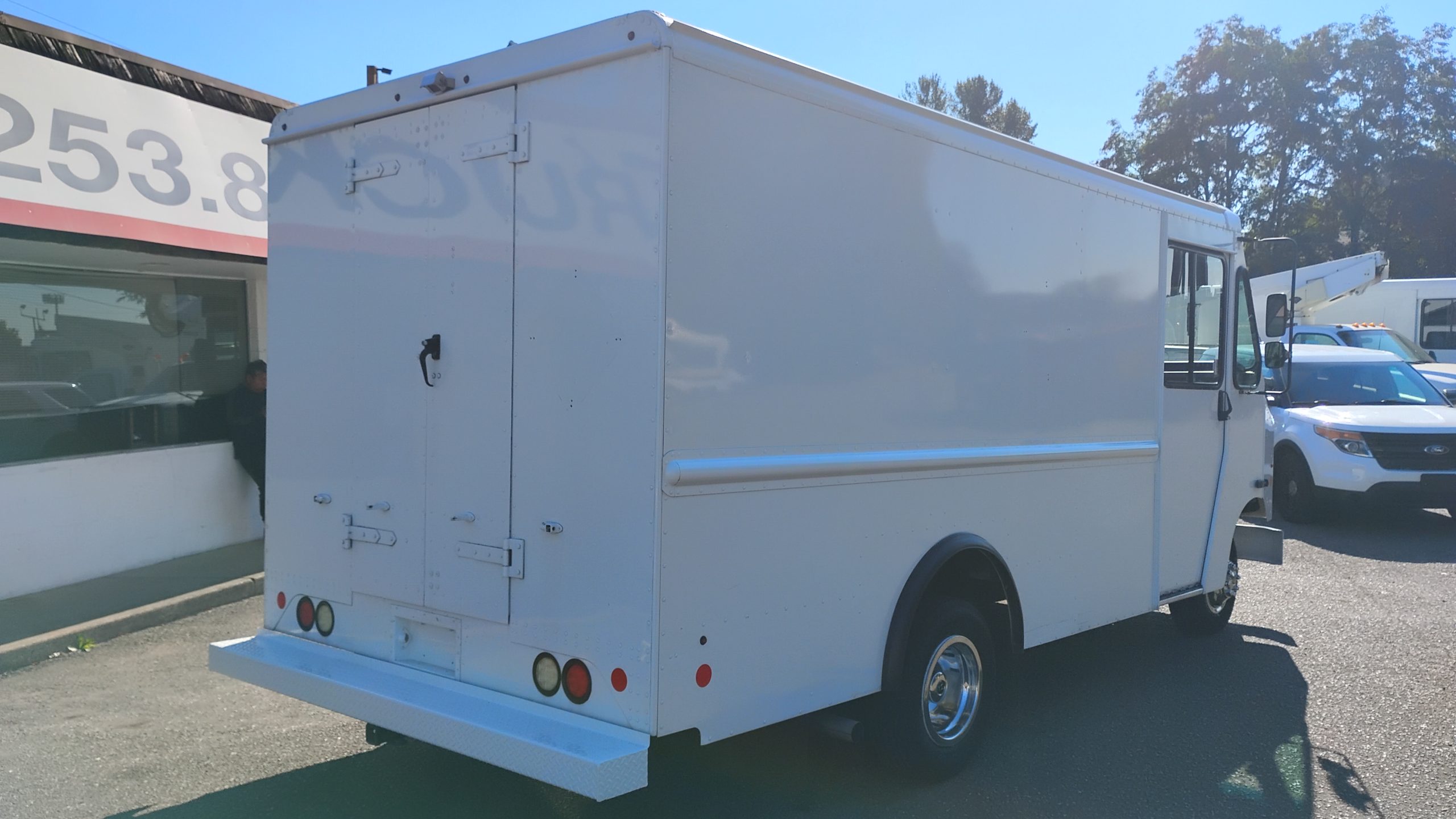 2016 Ford E-350 - image 3 of 6