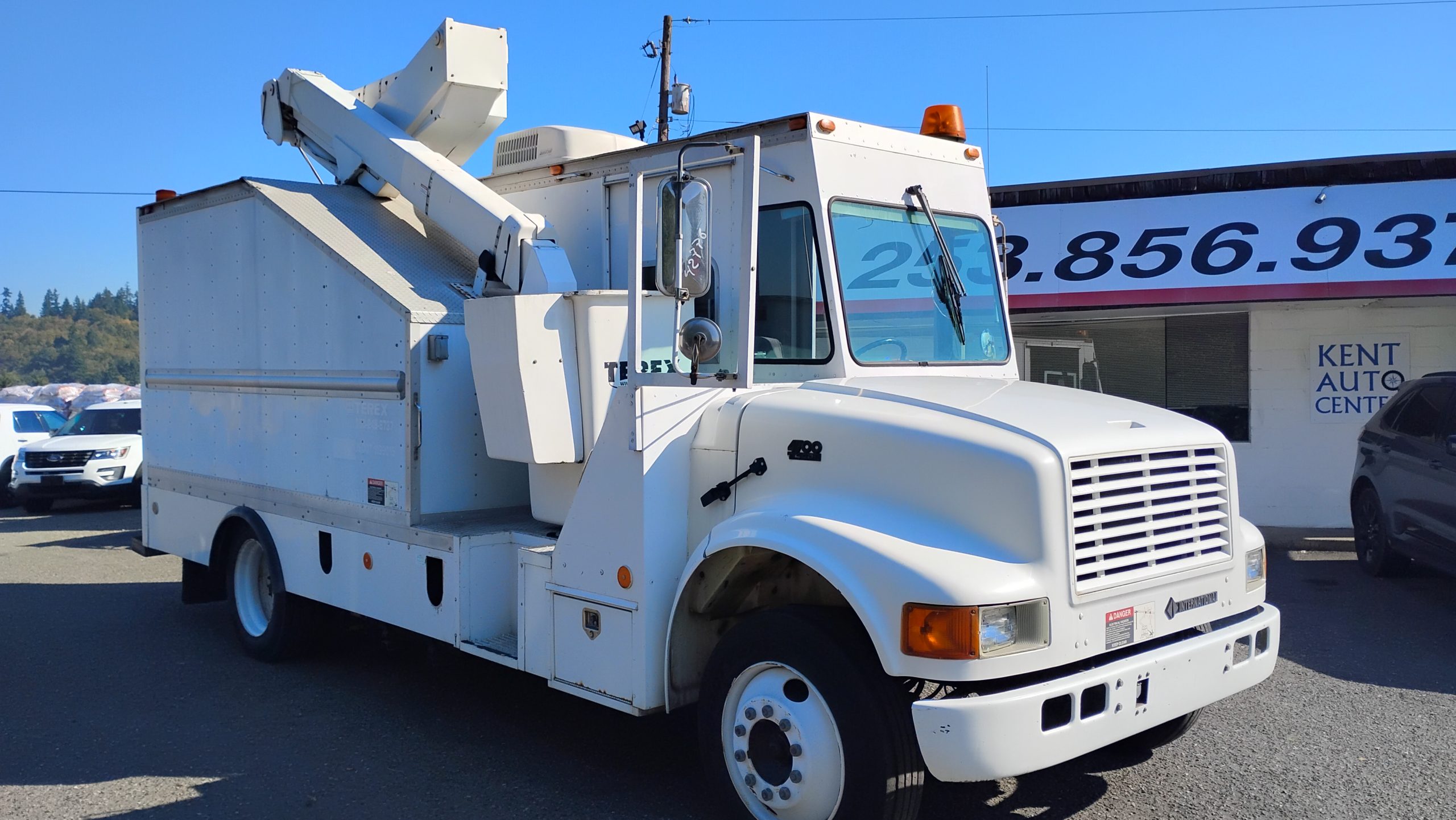 2001 International 4700 T-444E - Bucket Truck 2001 International 4700 T-444E - Bucket Truck - image 1 of 6