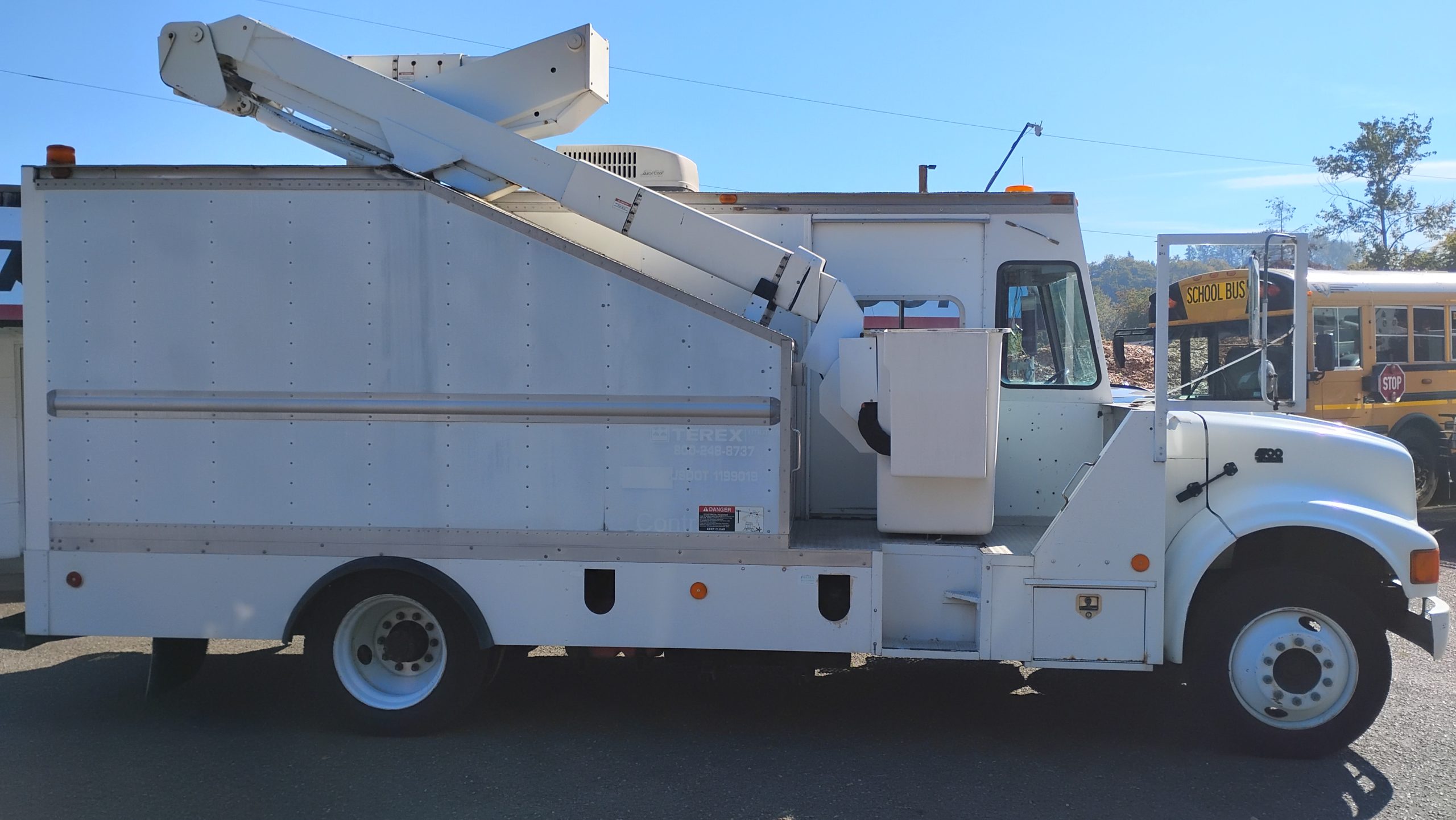2001 International 4700 T-444E - Bucket Truck 2001 International 4700 T-444E - Bucket Truck - image 2 of 6