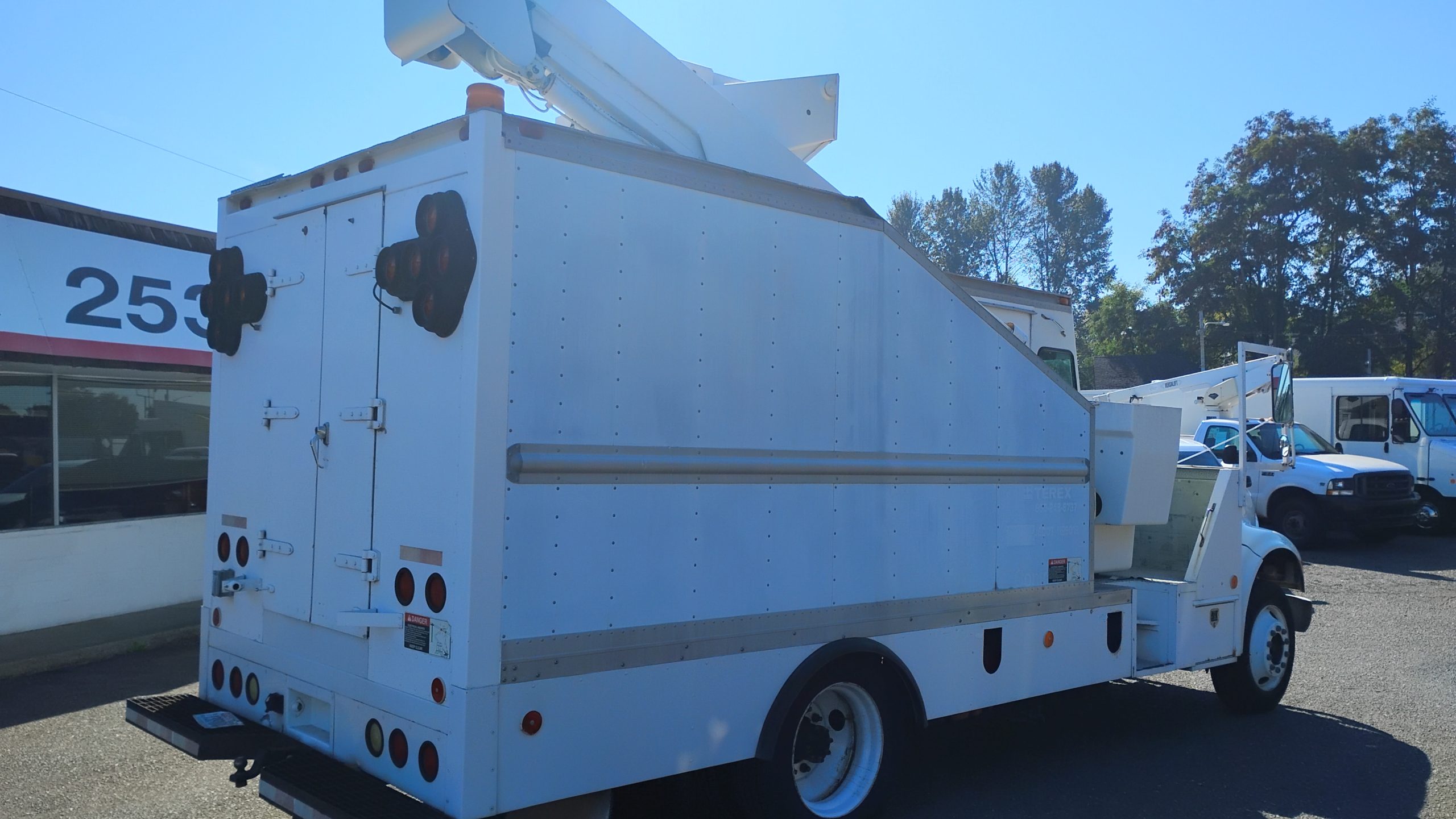 2001 International 4700 T-444E - Bucket Truck 2001 International 4700 T-444E - Bucket Truck - image 3 of 6