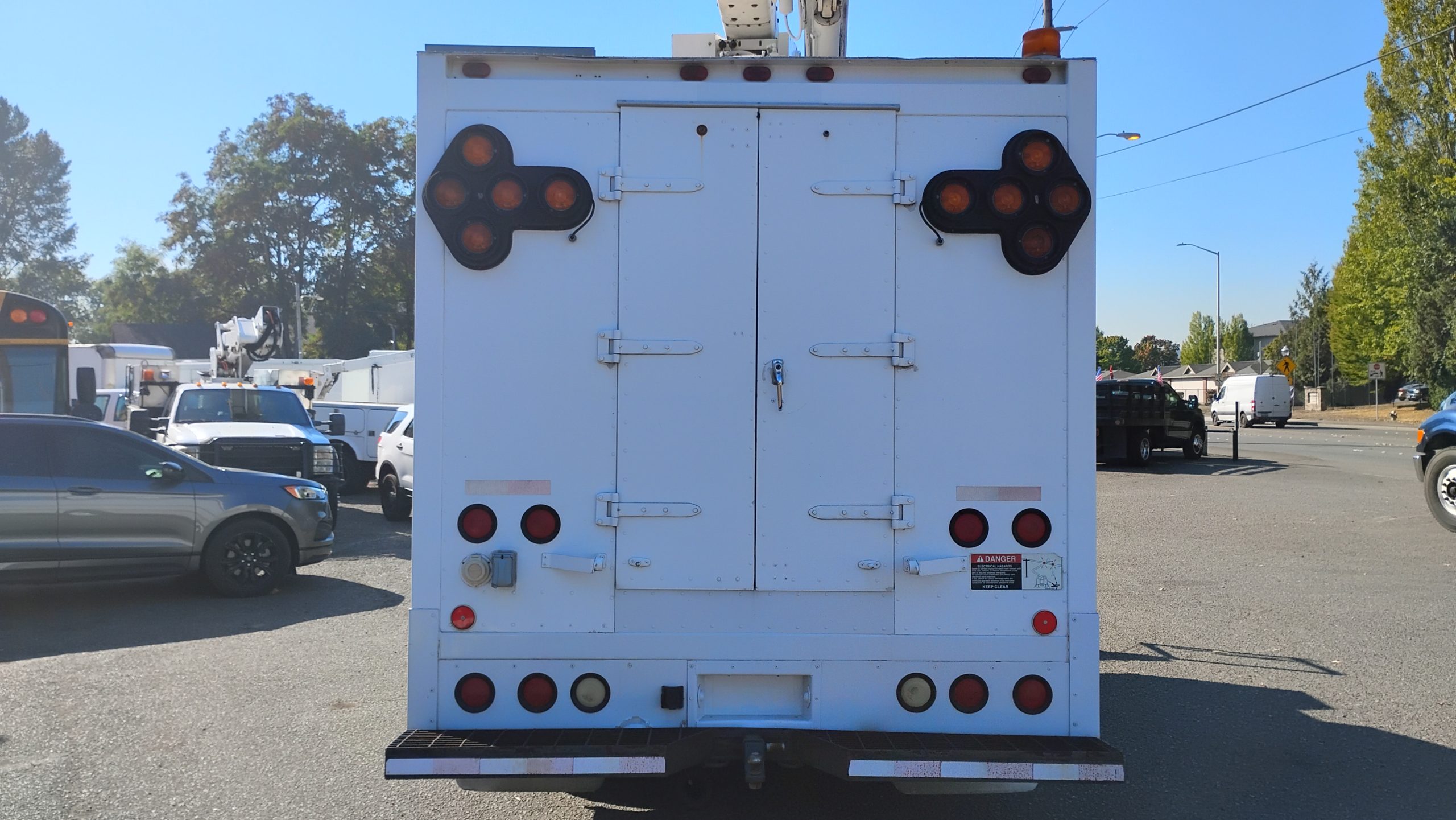 2001 International 4700 T-444E - Bucket Truck 2001 International 4700 T-444E - Bucket Truck - image 4 of 6