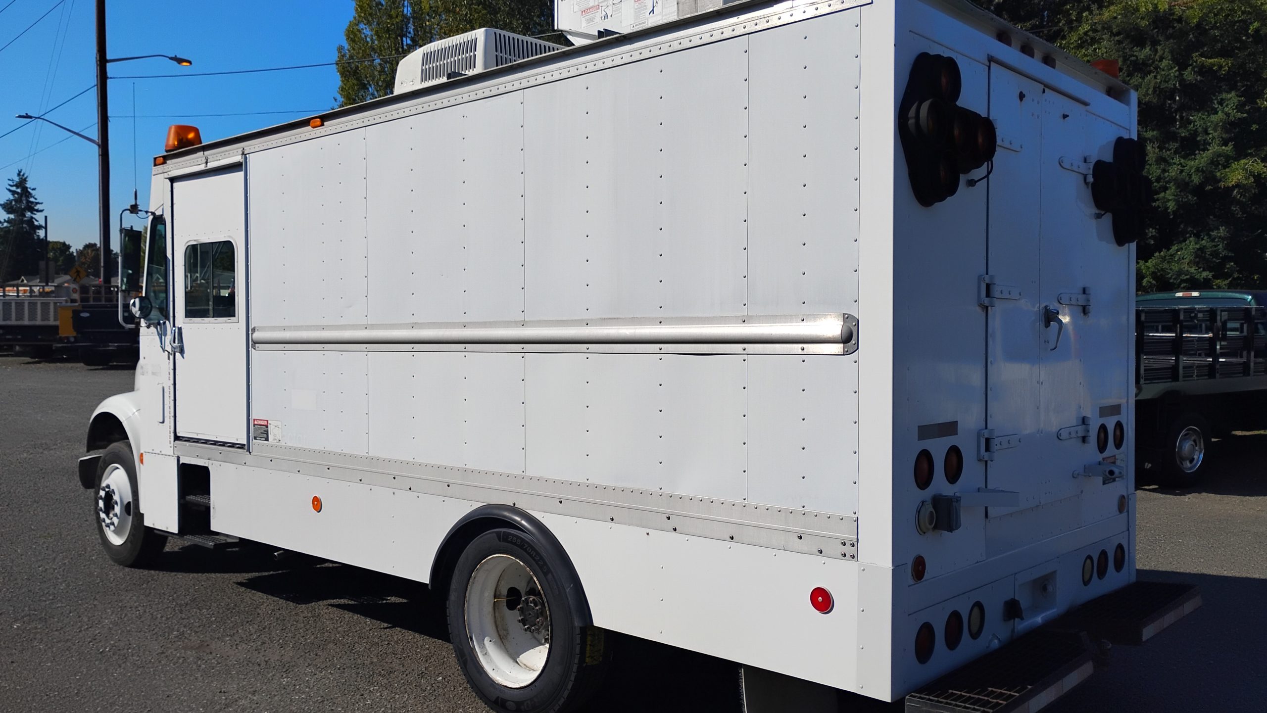 2001 International 4700 T-444E - Bucket Truck 2001 International 4700 T-444E - Bucket Truck - image 5 of 6