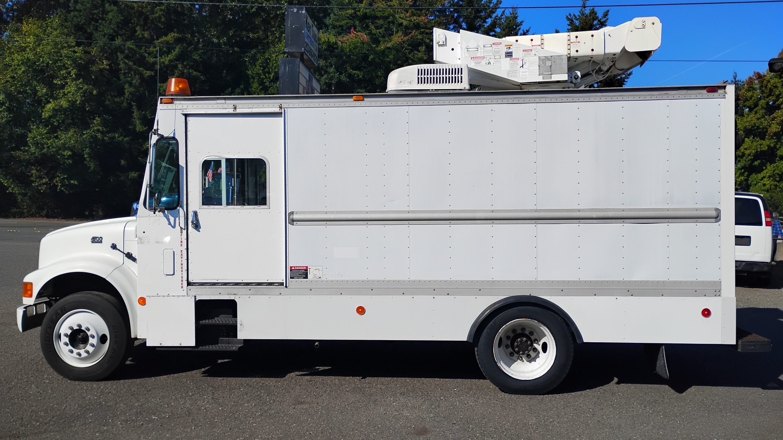 2001 International 4700 T-444E - Bucket Truck 2001 International 4700 T-444E - Bucket Truck - image 6 of 6