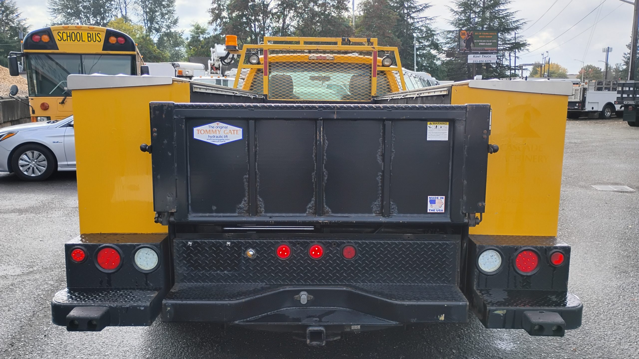 2012 Ford F-550 - image 3 of 6