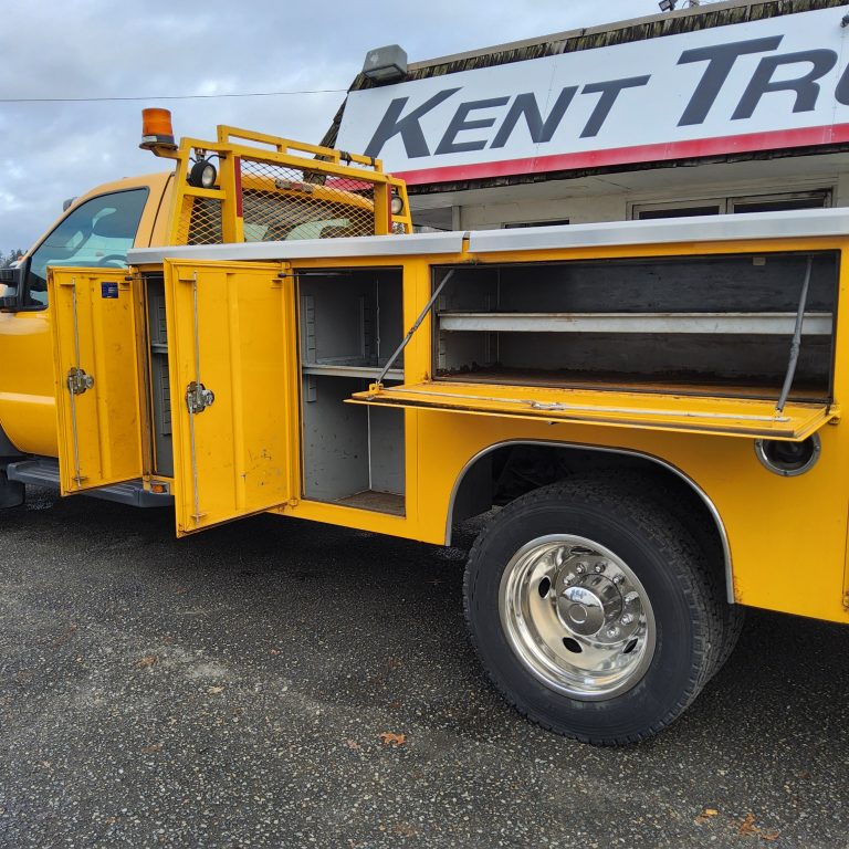 2012 Ford F-550 - image 4 of 6