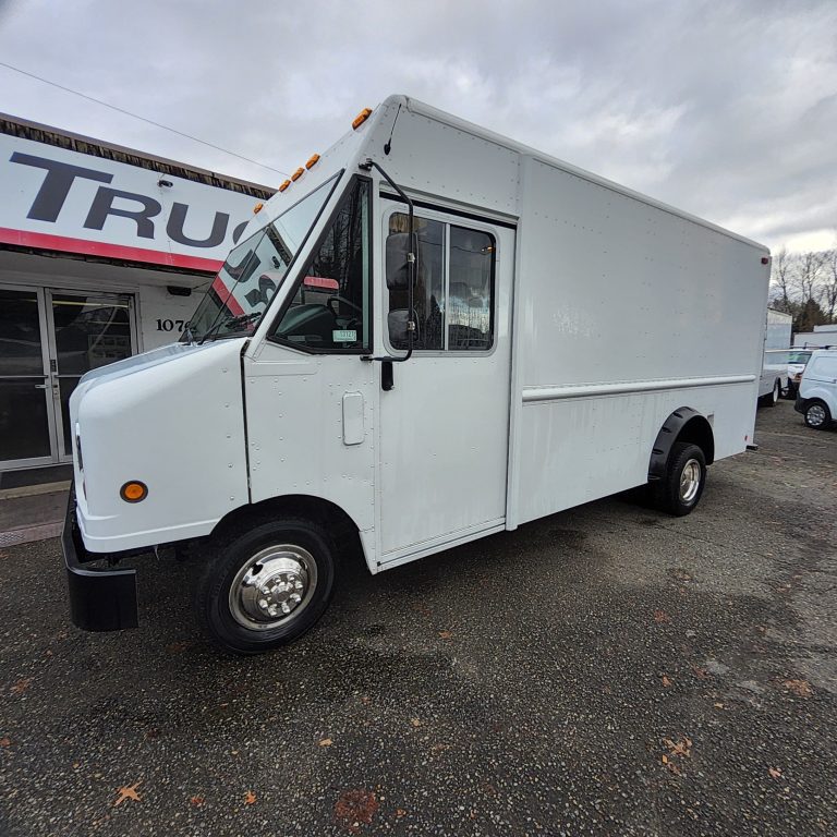 2011 Ford E-450 - image 2 of 6