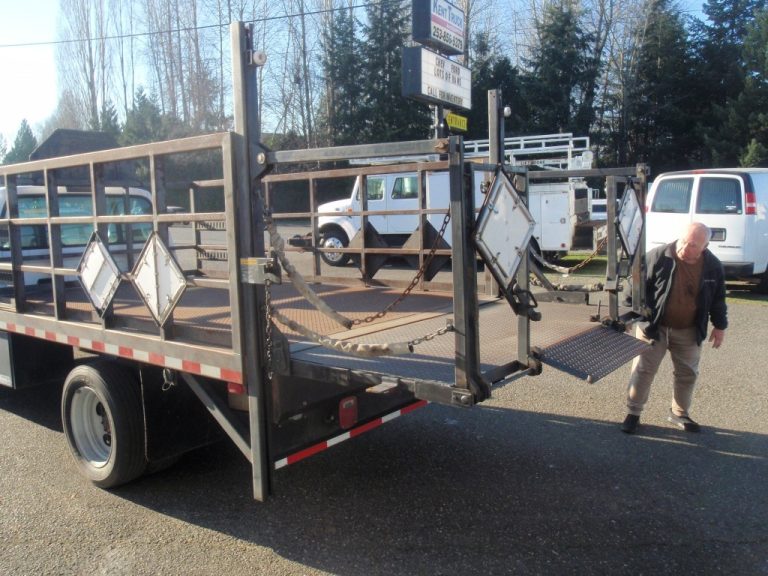 2006 Ford F-550 - image 4 of 6