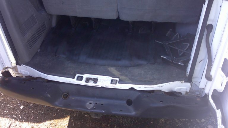 2011 Chevrolet C2500 - image 4 of 6