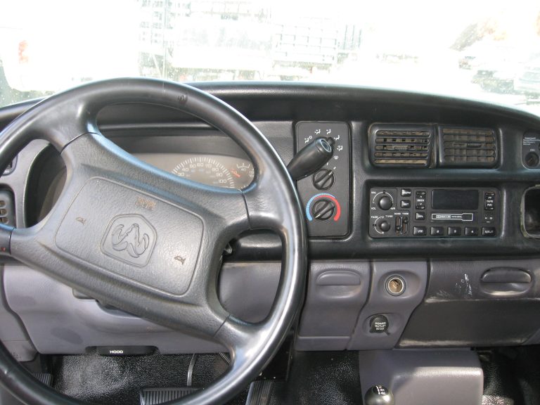 2001 Dodge 3500 - image 3 of 6
