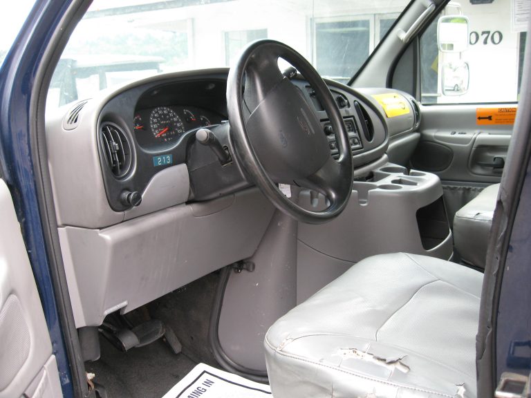 2001 Ford E-350 - image 2 of 6