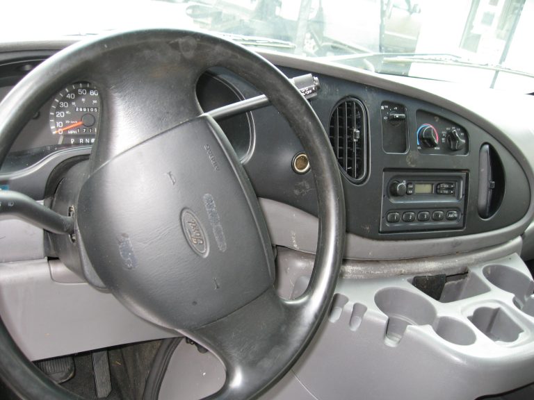 2001 Ford E-350 - image 3 of 6