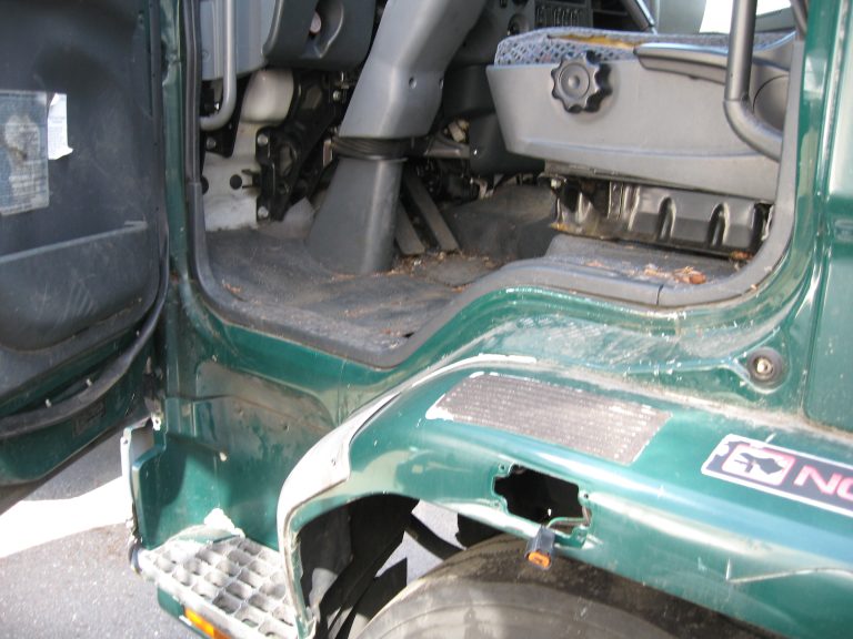 2005 Mitsubishi - image 3 of 6