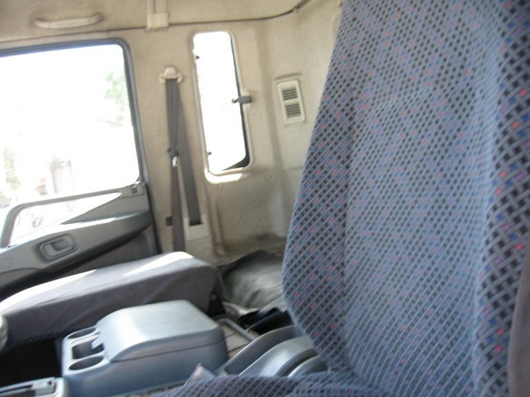 2005 Mitsubishi - image 4 of 6