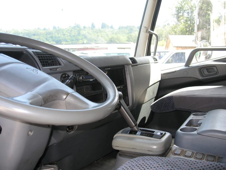 2005 Mitsubishi - image 5 of 6
