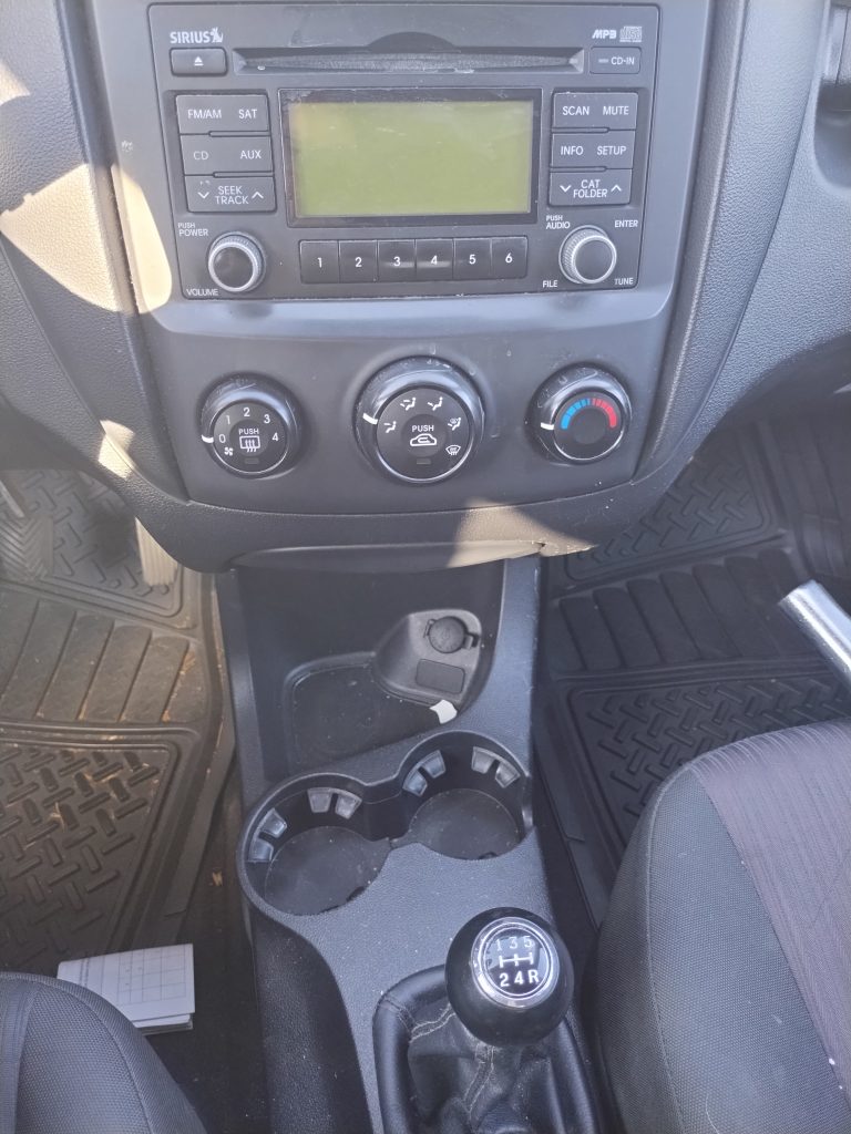 2009 KIA sportage - image 3 of 6