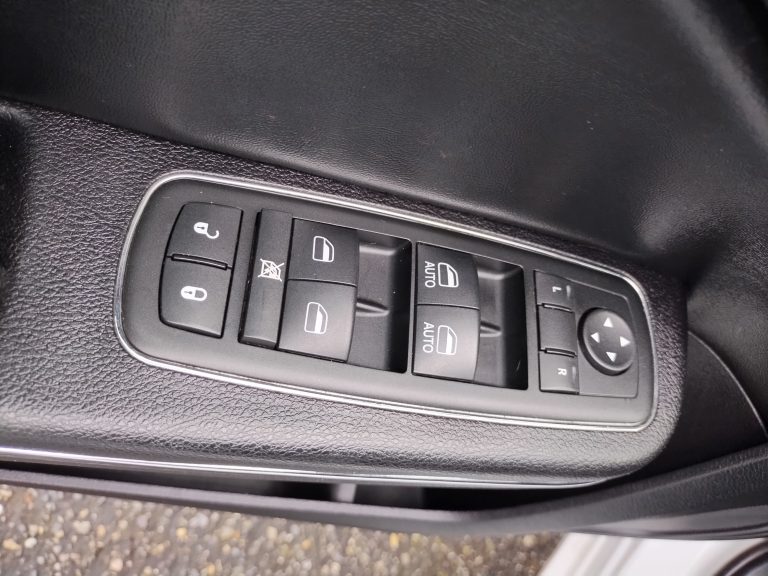 2011 Dodge Charger - image 4 of 6