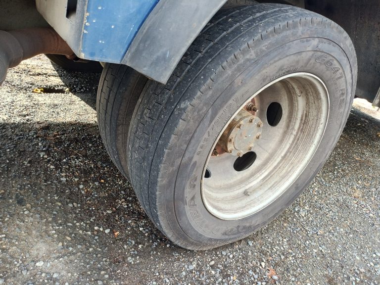 2009 Ford F-550 - image 3 of 6