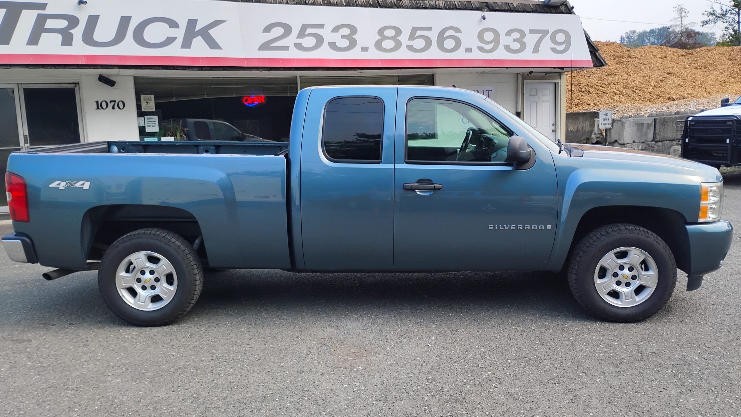 2007 Chevrolet Silverado - image 2 of 6