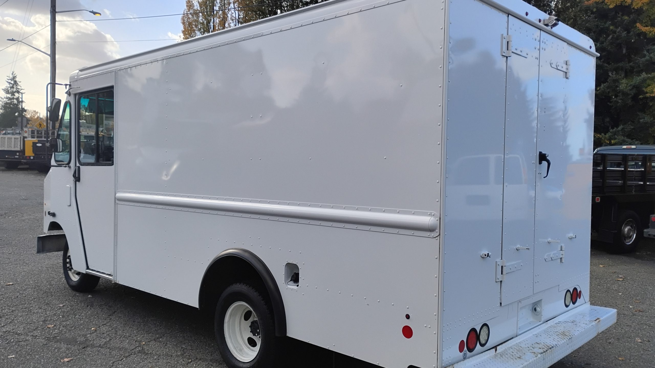 2017 Ford E350 Stepvan 2017 Ford E350 Stepvan - image 5 of 6