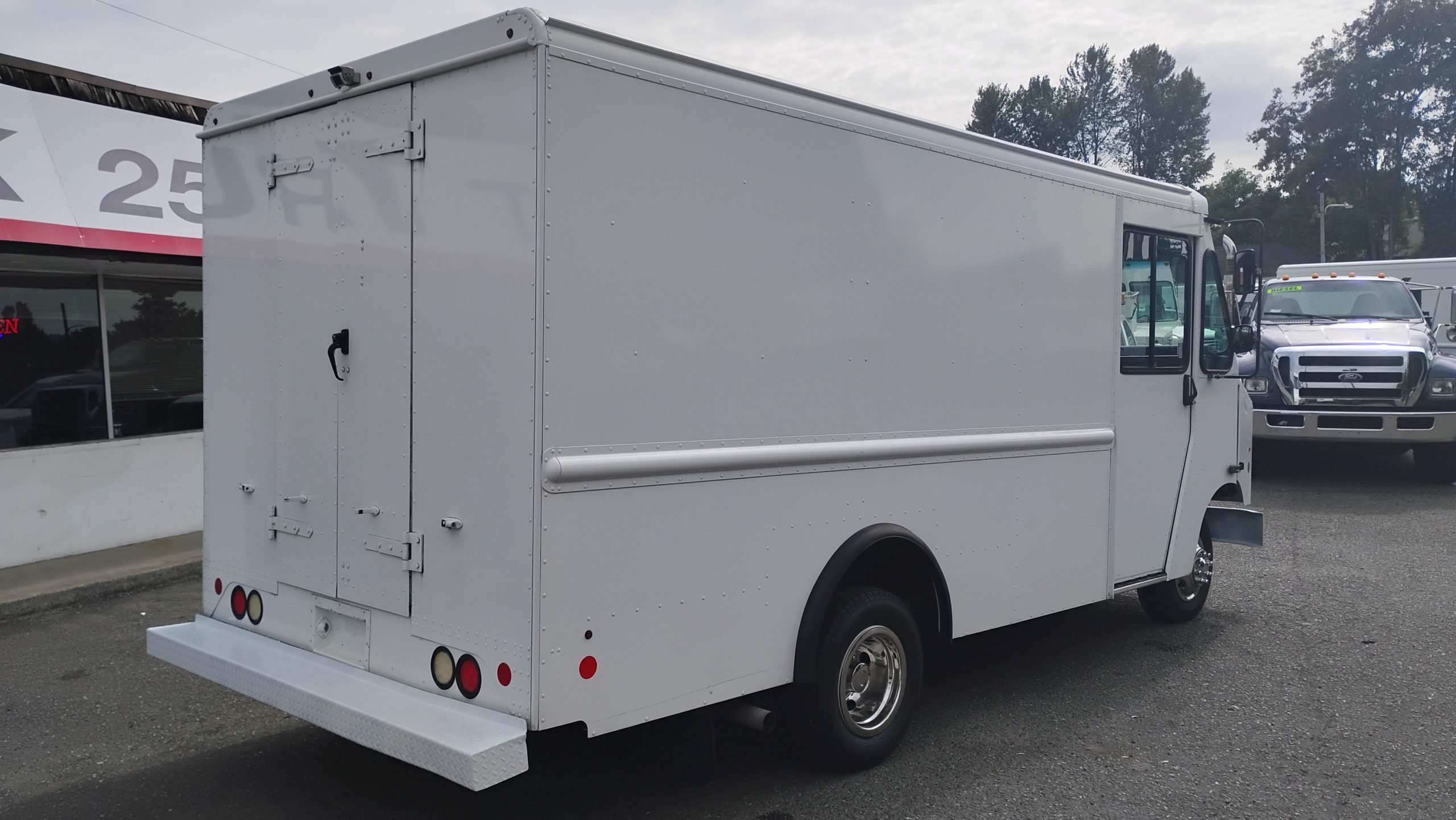 2016 Ford E350 Stepvan 2016 Ford E350 Stepvan - image 3 of 6