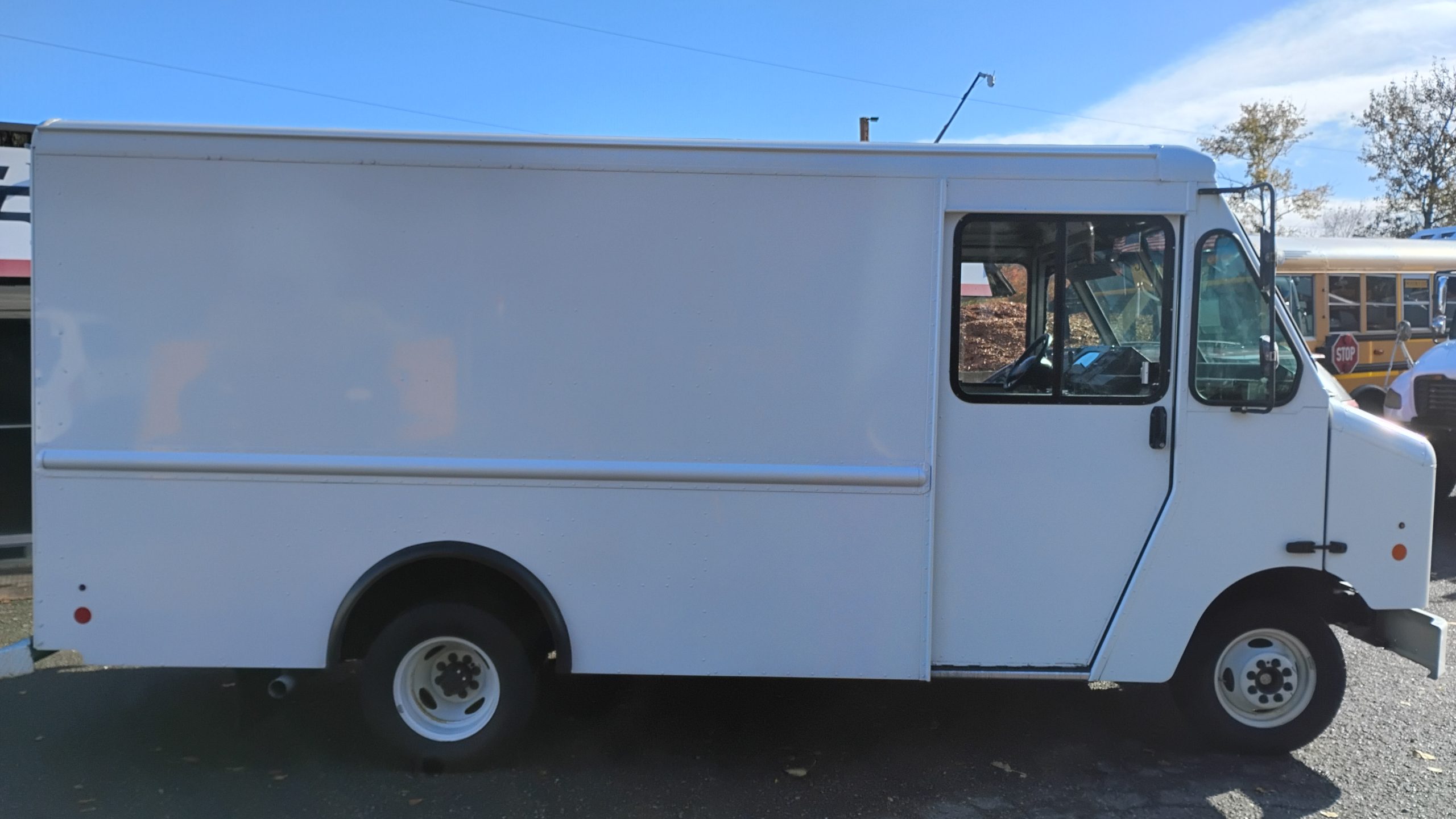 2016 Ford E350 Stepvan - image 2 of 6