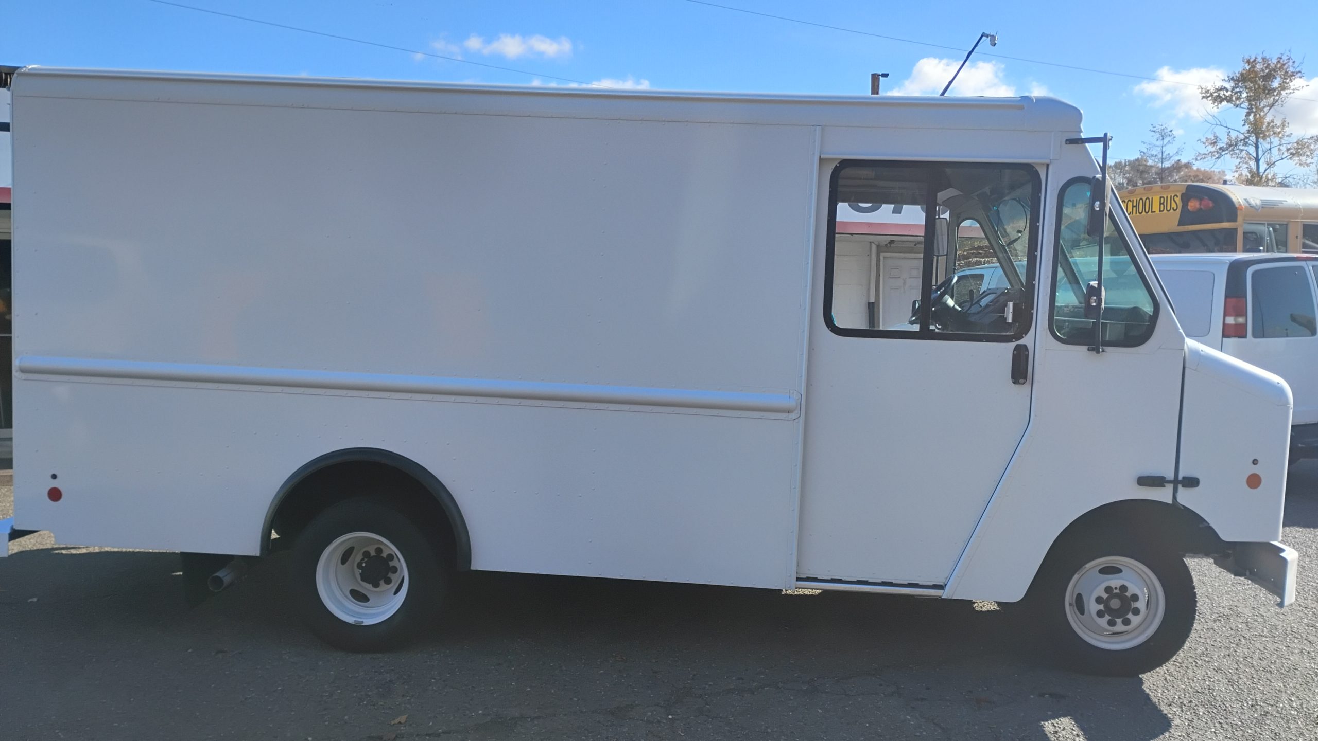 2016 Ford E350 Stepvan - image 2 of 6