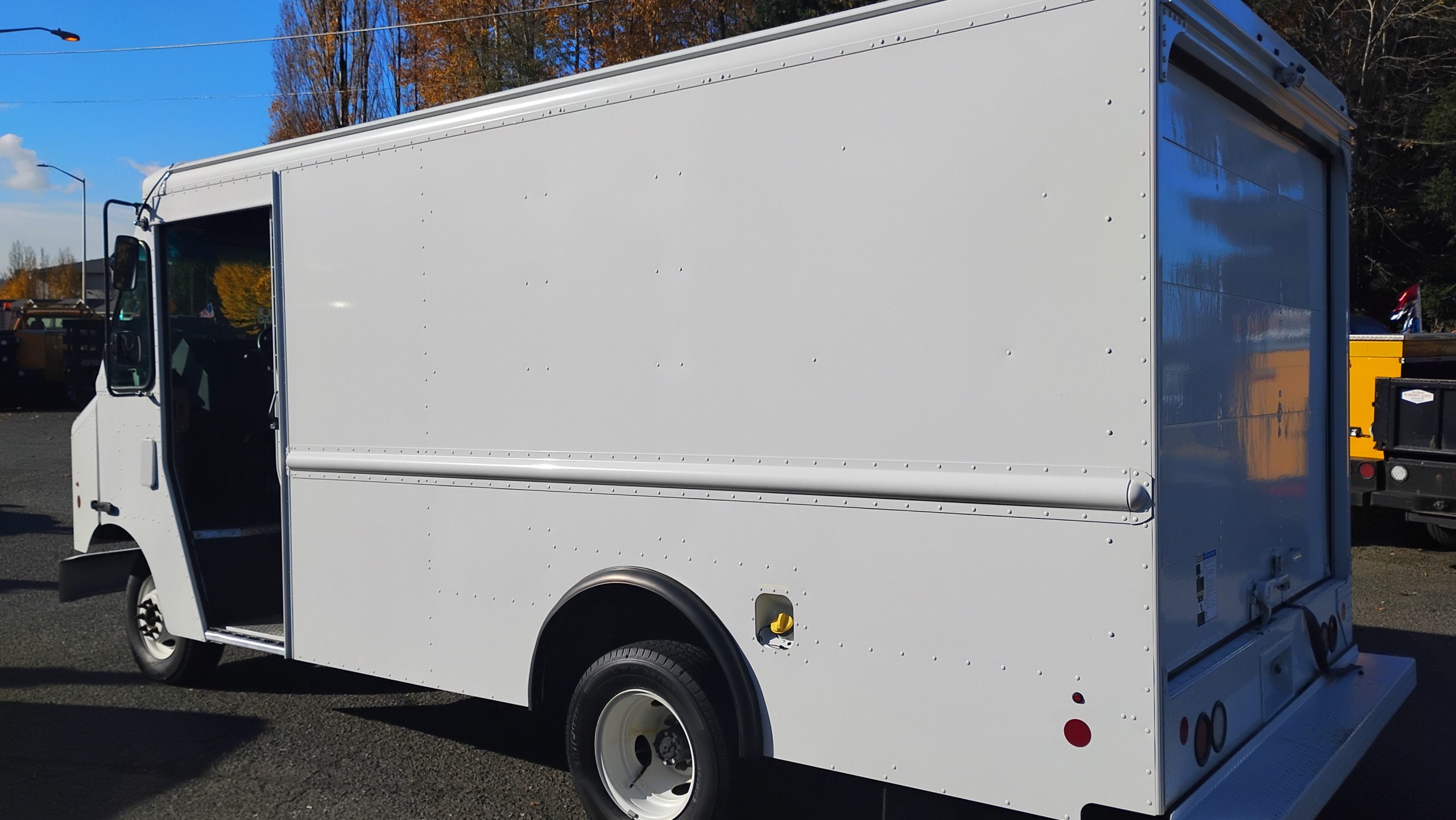 2016 Ford E350 Stepvan 2016 Ford E350 Stepvan - image 5 of 6