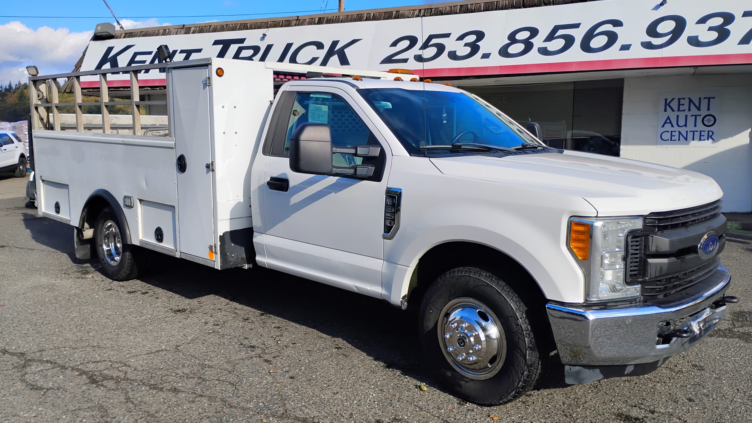 2017 Ford F-350 Service-Body w/Liftgate 2017 Ford F-350 Service-Body w/Liftgate - image 1 of 6