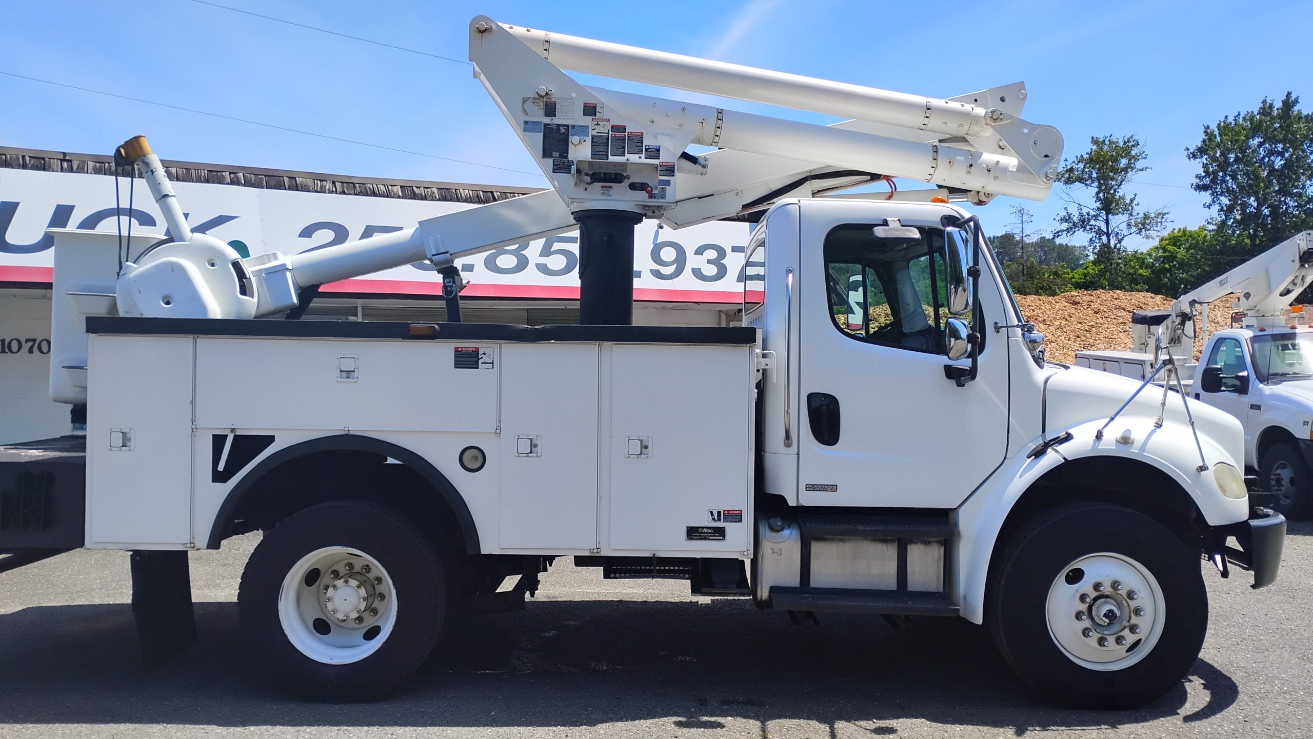 2007 Freightliner M2 BucketTruck 2007 Freightliner M2 BucketTruck - image 2 of 6