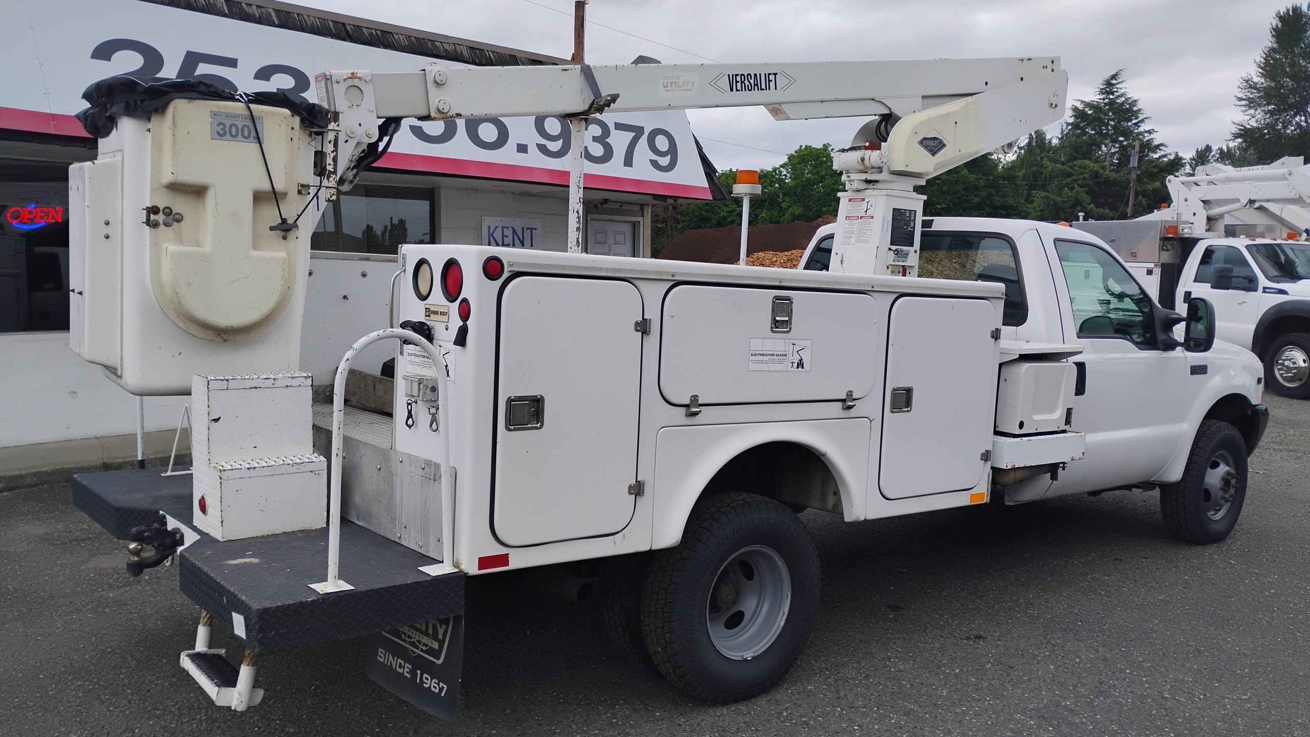 2002 Ford F350 Bucket-Truck 2002 Ford F350 Bucket-Truck - image 5 of 6