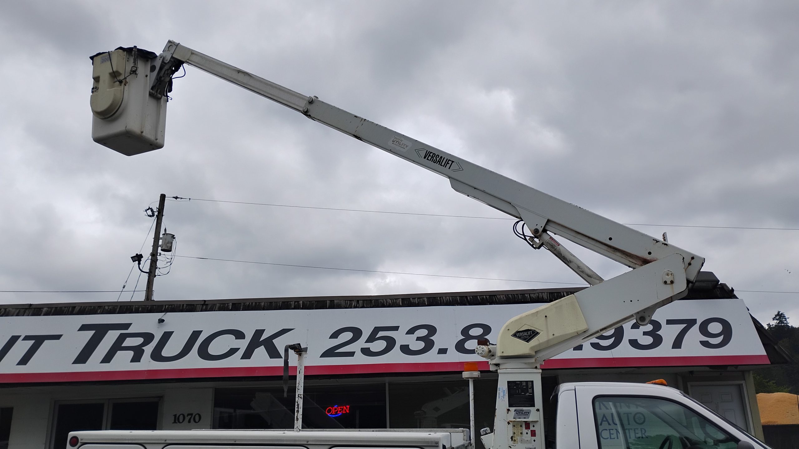 2002 Ford F350 Bucket-Truck 2002 Ford F350 Bucket-Truck - image 3 of 6