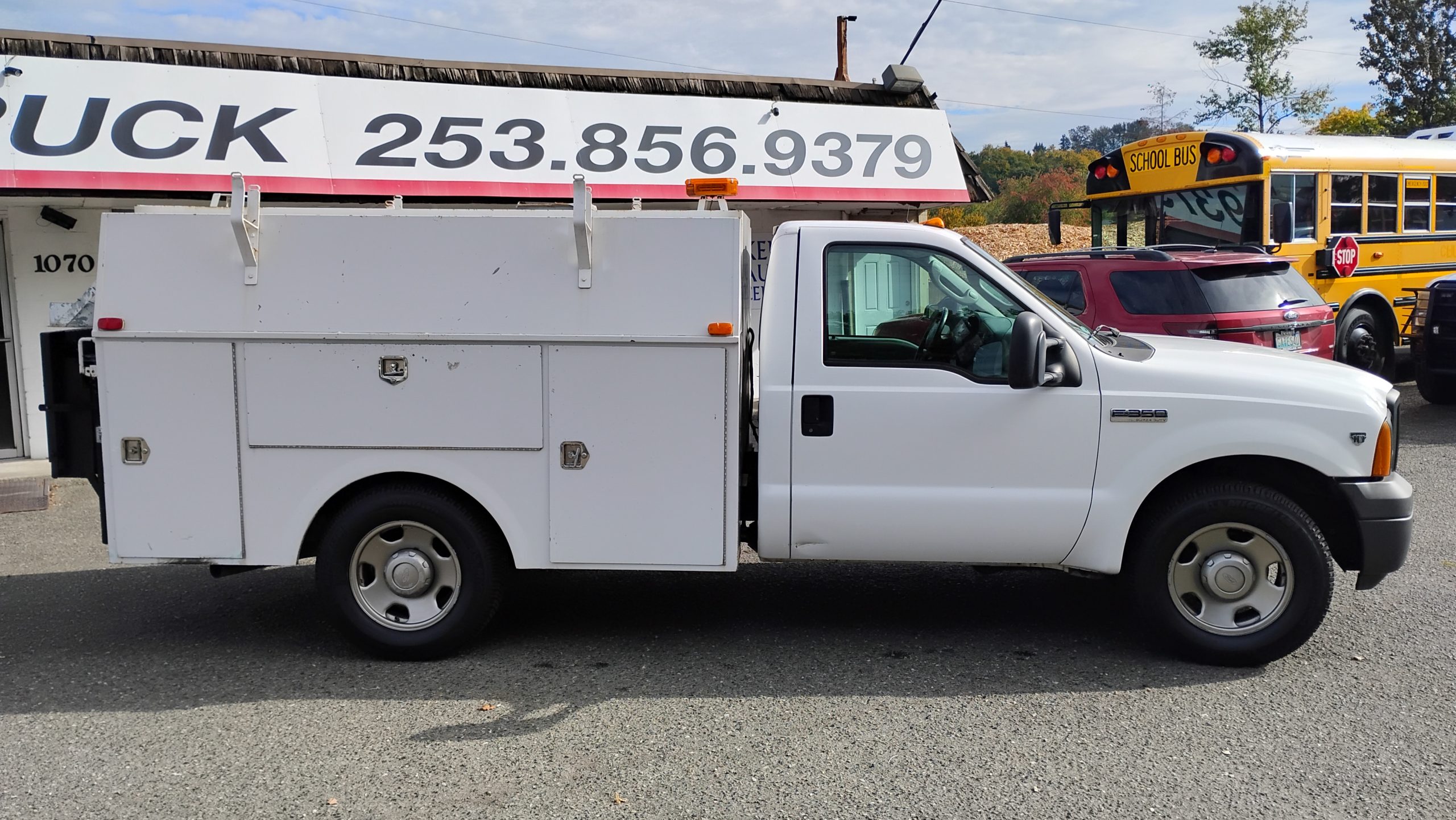 2006 Ford F350 Covered Servicebody w/Liftgate 2006 Ford F350 Covered Servicebody w/Liftgate - image 2 of 6