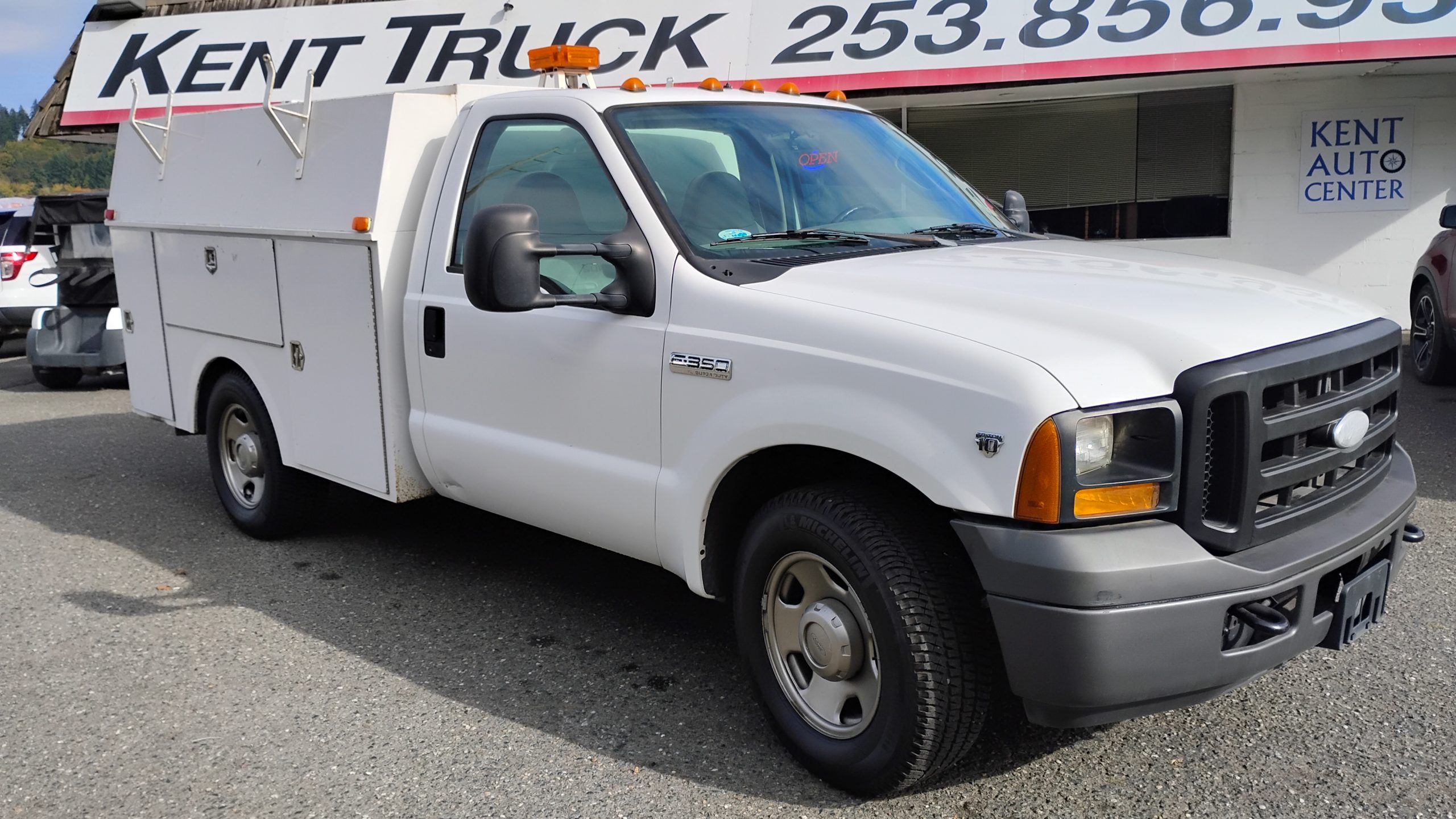 2006 Ford F350 Covered Servicebody w/Liftgate 2006 Ford F350 Covered Servicebody w/Liftgate - image 1 of 6