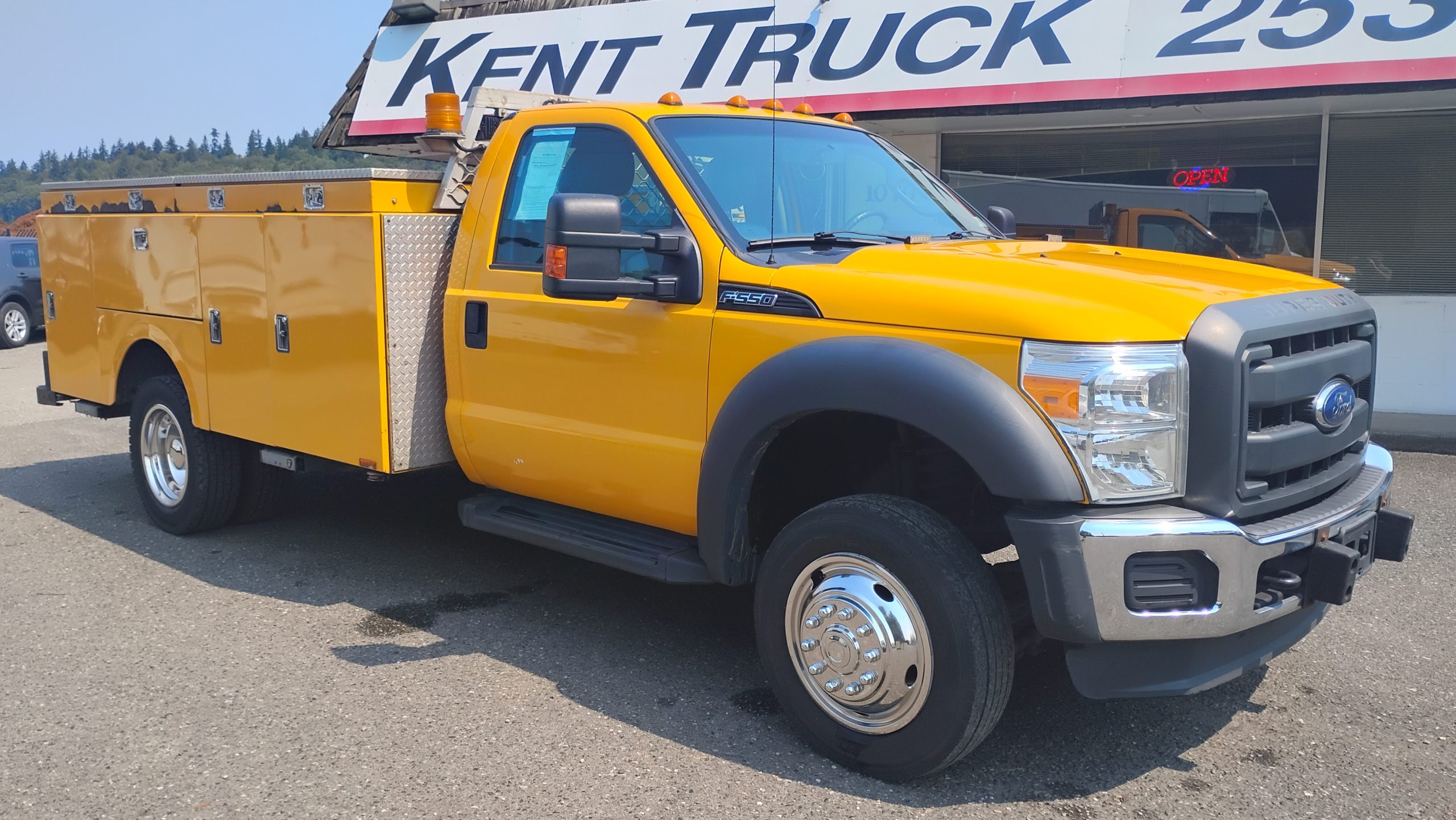 2014 Ford F550 Service-Body w/ Liftgate 2014 Ford F550 Service-Body w/ Liftgate - image 1 of 6