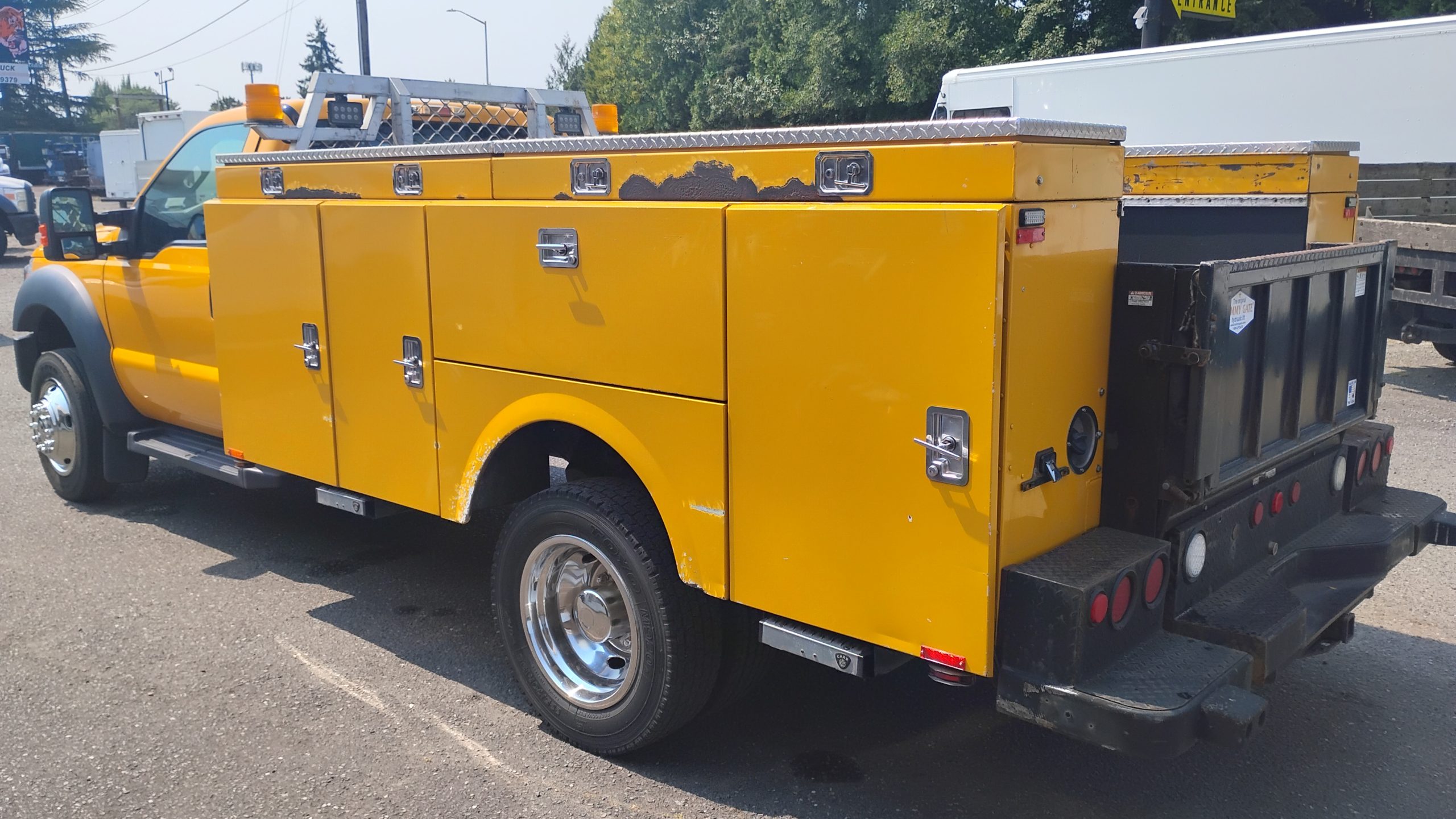 2014 Ford F550 Service-Body w/ Liftgate 2014 Ford F550 Service-Body w/ Liftgate - image 6 of 6