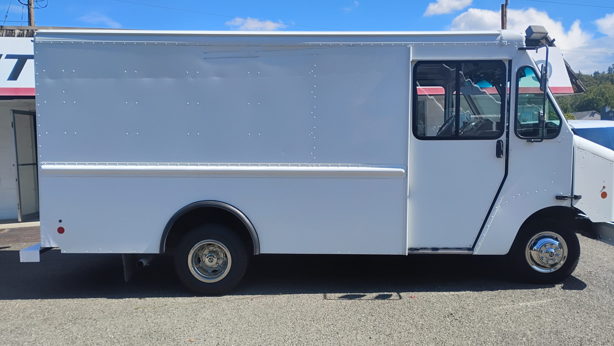 2016 Ford E350 Stepvan (11ft.) 2016 Ford E350 Stepvan (11ft.) - image 2 of 6