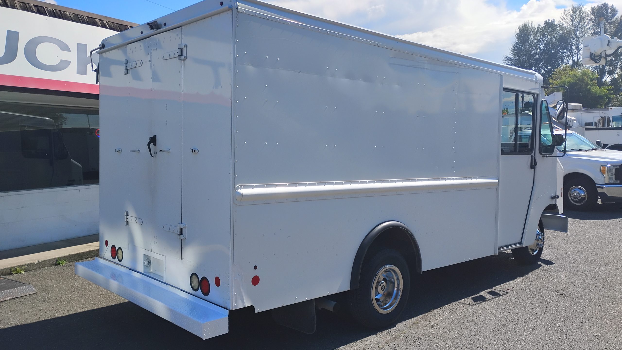 2016 Ford E350 Stepvan (11ft.) 2016 Ford E350 Stepvan (11ft.) - image 3 of 6