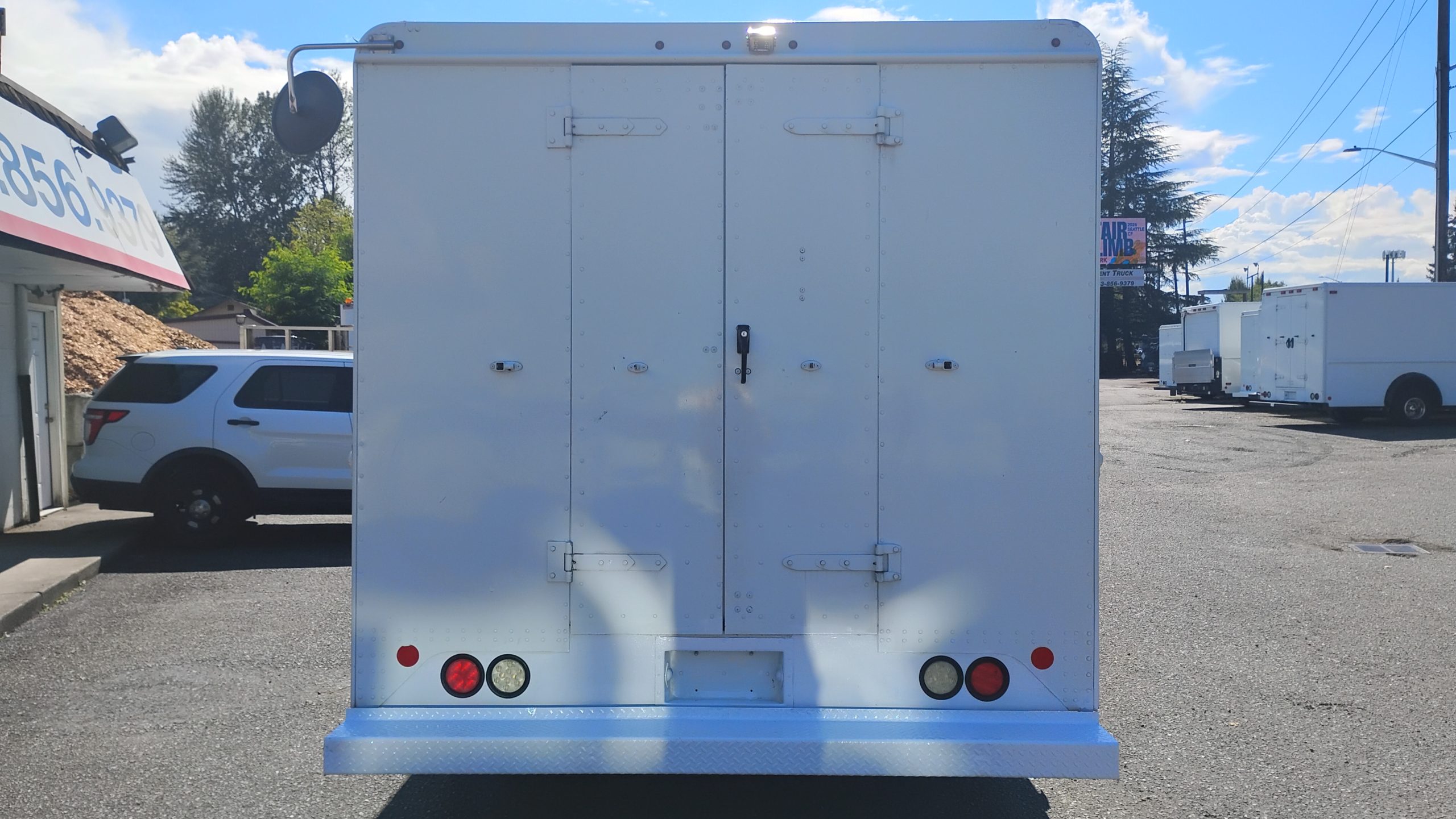 2016 Ford E350 Stepvan (11ft.) 2016 Ford E350 Stepvan (11ft.) - image 4 of 6