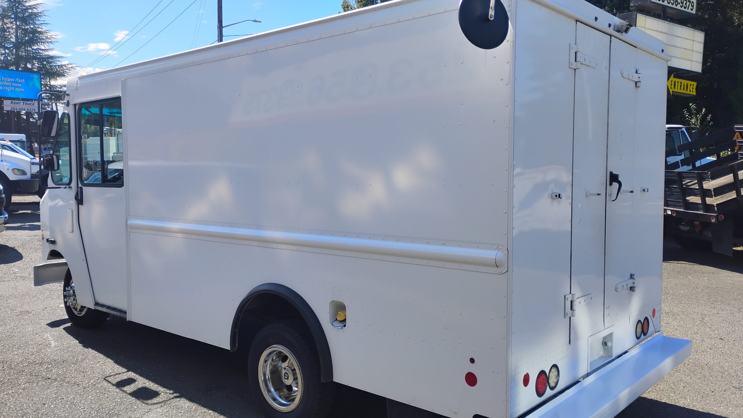2016 Ford E350 Stepvan (11ft.) 2016 Ford E350 Stepvan (11ft.) - image 5 of 6