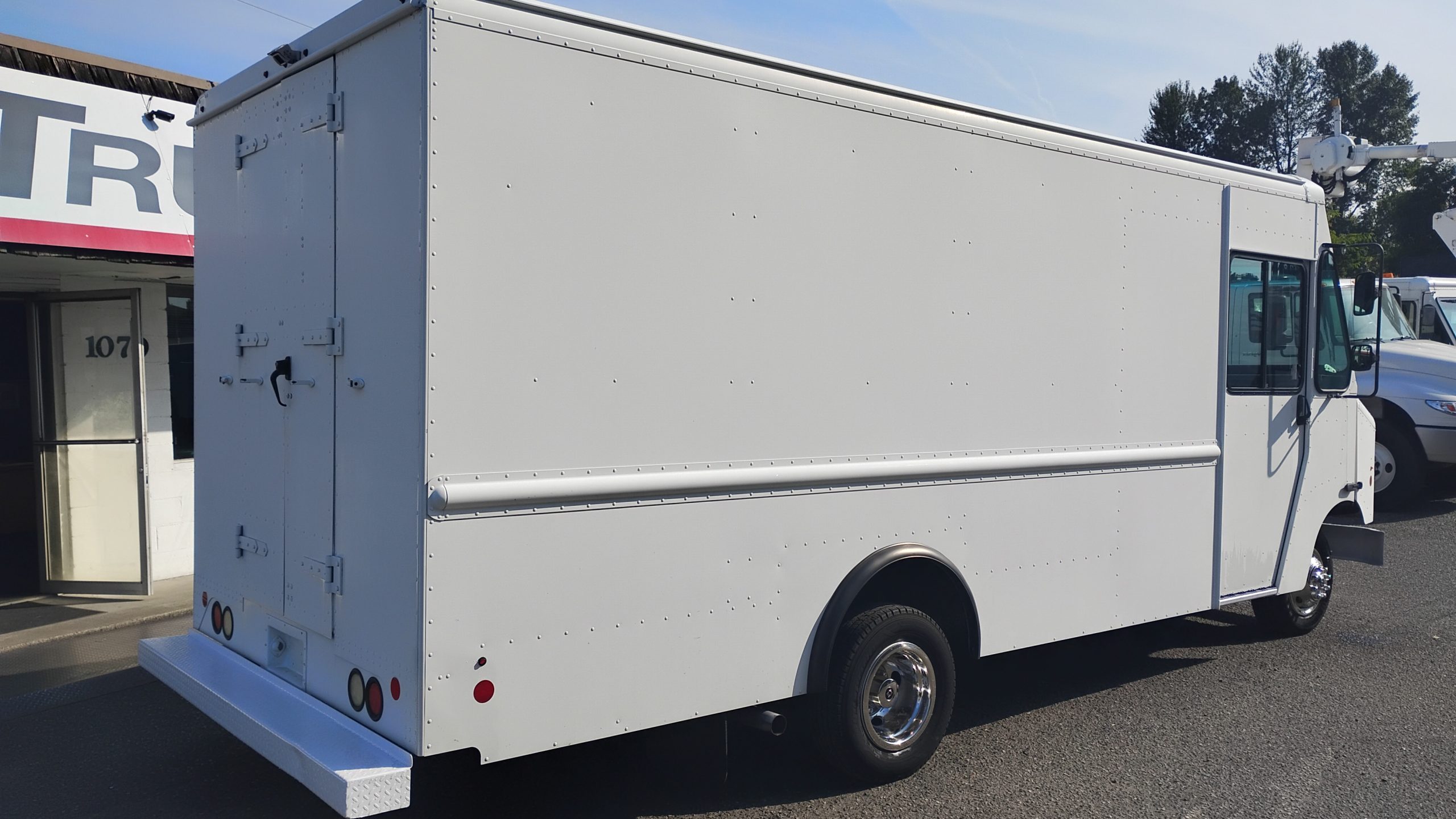 2016 Ford E450 Stepvan (14ft.) 2016 Ford E450 Stepvan (14ft.) - image 3 of 6