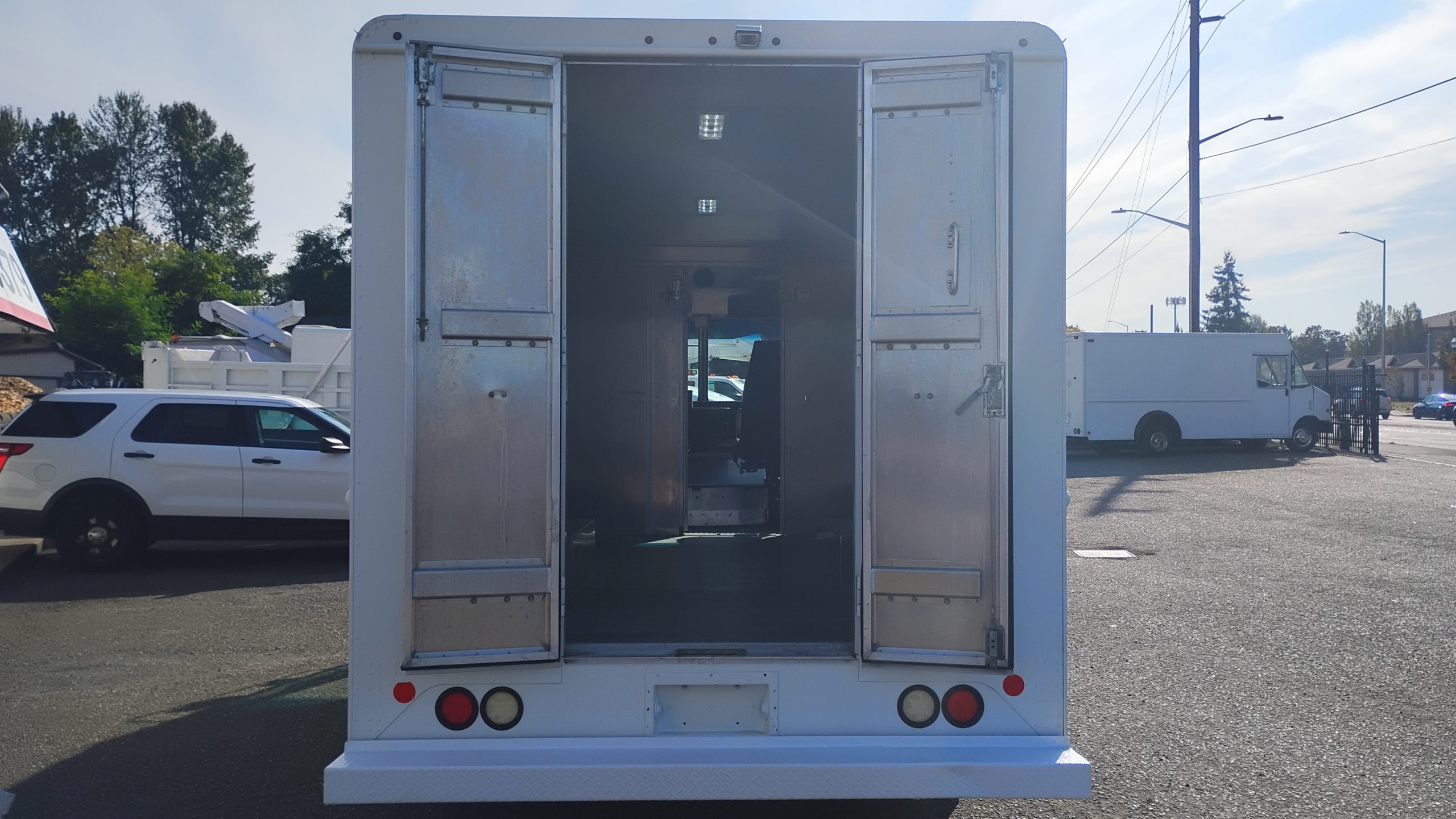 2016 Ford E450 Stepvan (14ft.) 2016 Ford E450 Stepvan (14ft.) - image 5 of 6